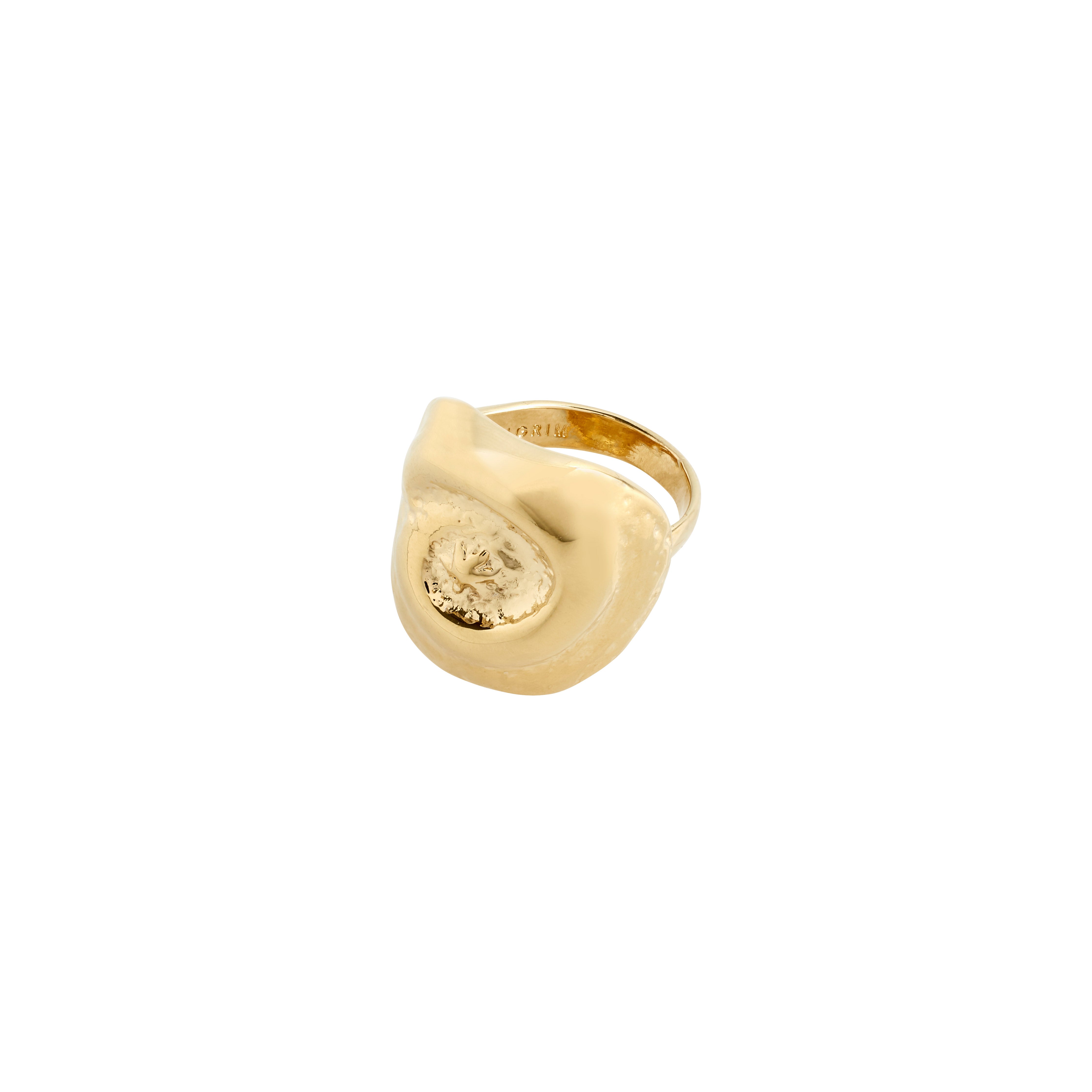 Gold-plated SEA ring with fossil-inspired design, adjustable for personalized styling. Made from 99% recycled material, reflecting Pilgrim's blend of timeless and trendy fashion.