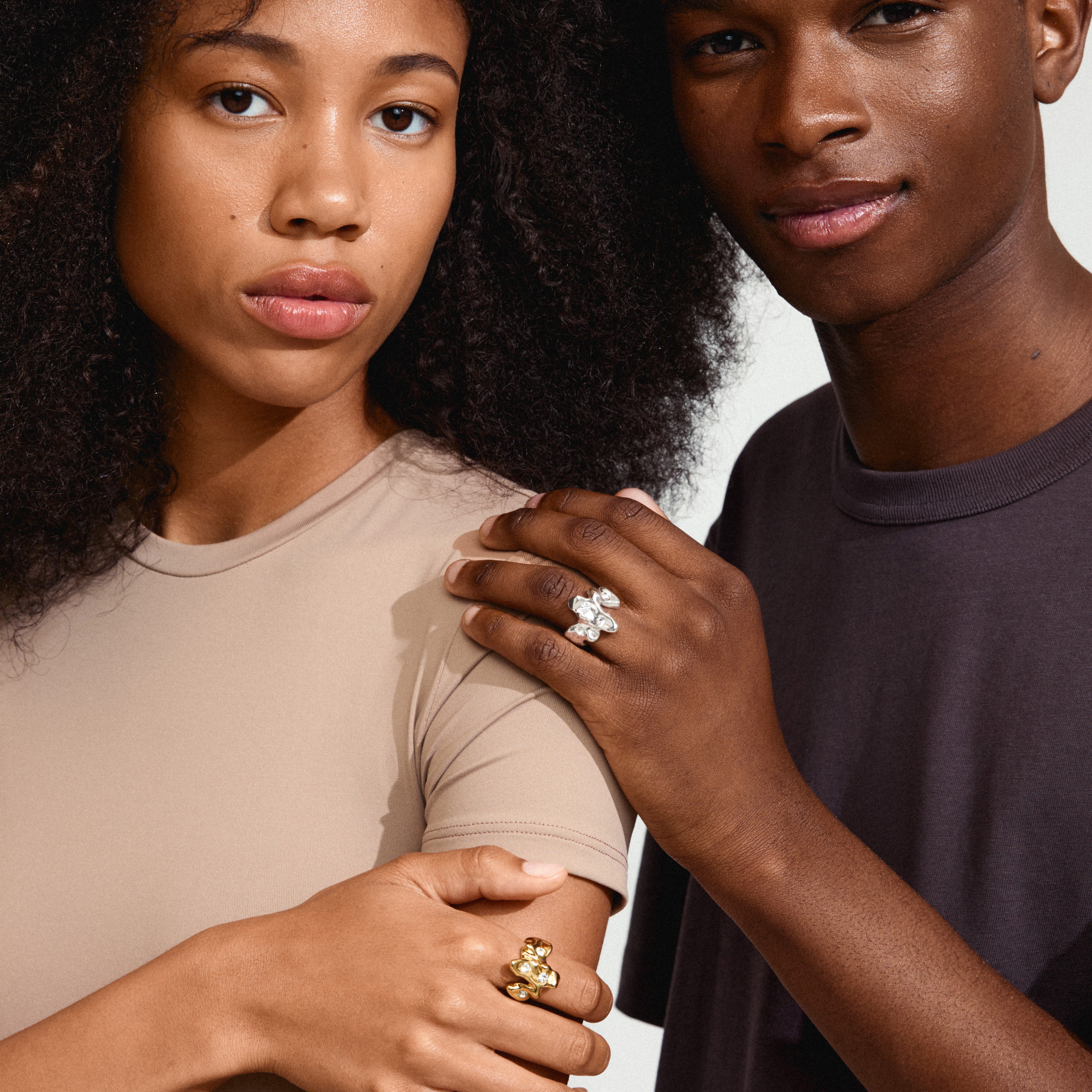 SUNSET ring silver-plated with organic design and Preciosa crystals worn by a woman, showcasing its elegance and adjustable fit for personal style.