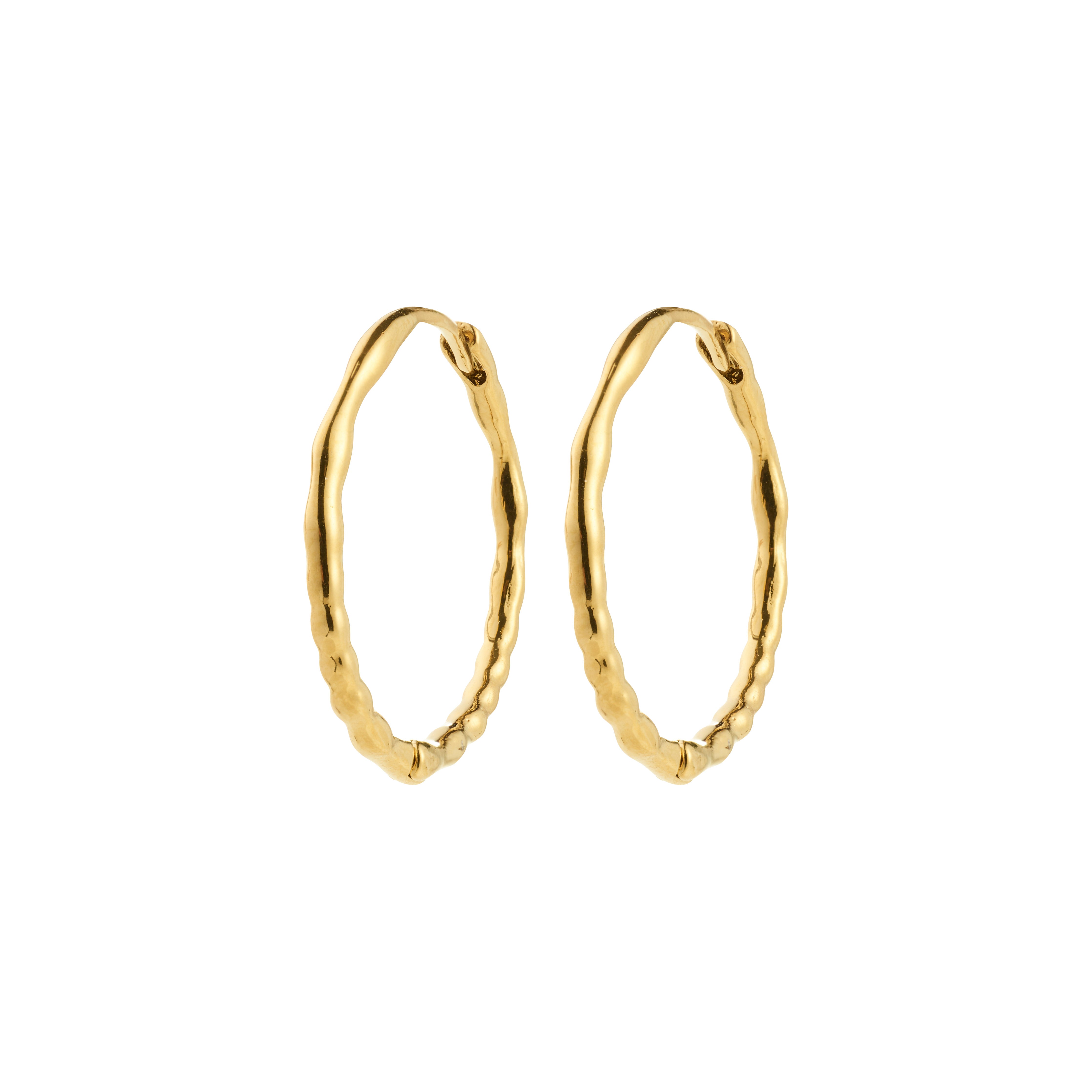 BETWEEN hoops gold-plated: Elegant, gold-plated hoops with an organic, minimalist design, perfect for adding a boho twist to any outfit. Crafted from 99% recycled materials.