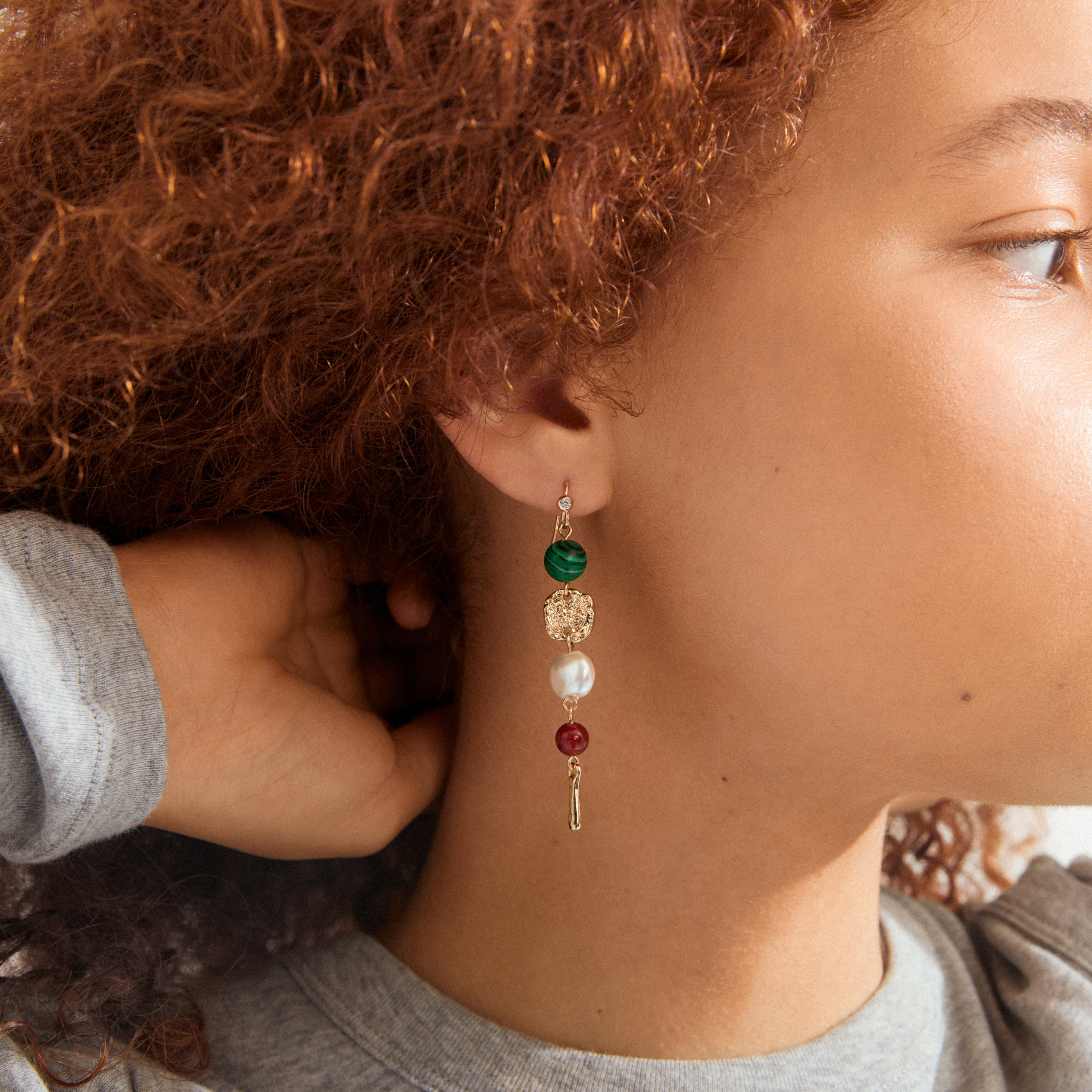 SENSE earrings gold-plated/multi: An artistic mix of gold-tone, beads, and pearl, showcasing Pilgrim's boho chic style with playful textures and colors.