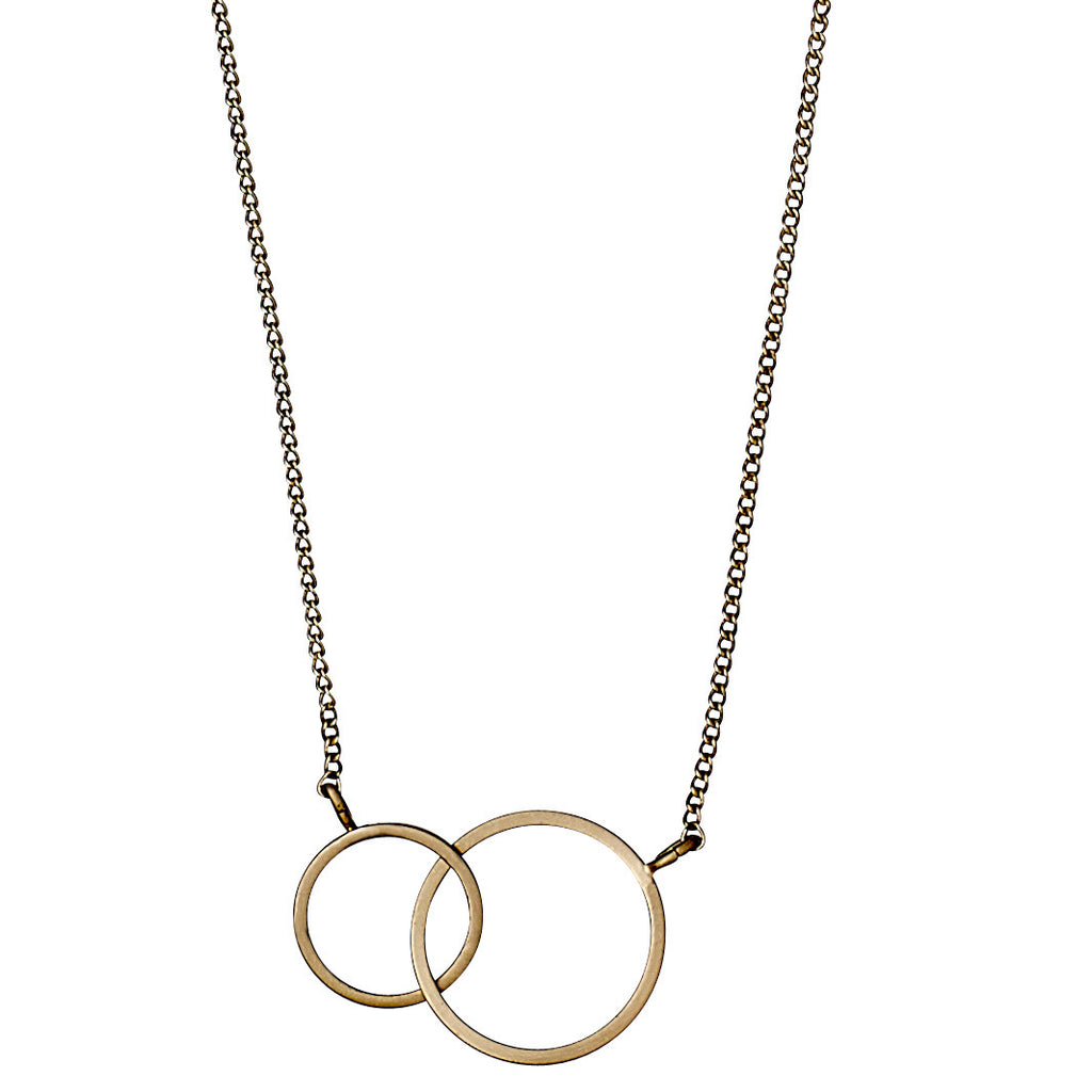 HARPER gold-plated necklace featuring two intertwined rings as a pendant, symbolizing connection. Stylish and adjustable, it embodies Pilgrim's timeless Scandinavian design.