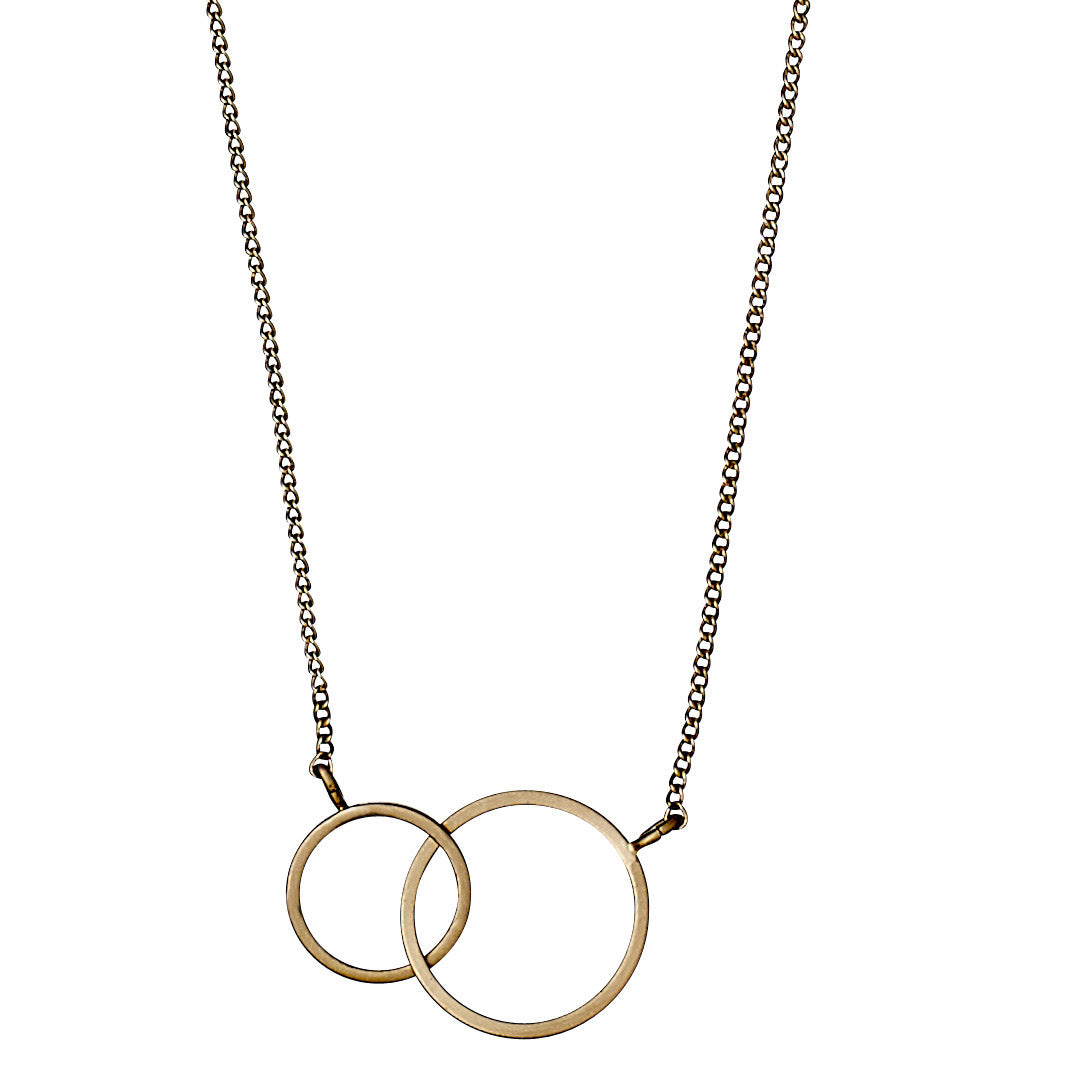 HARPER gold-plated necklace featuring two intertwined rings as a pendant, symbolizing connection. Stylish and adjustable, it embodies Pilgrim's timeless Scandinavian design.