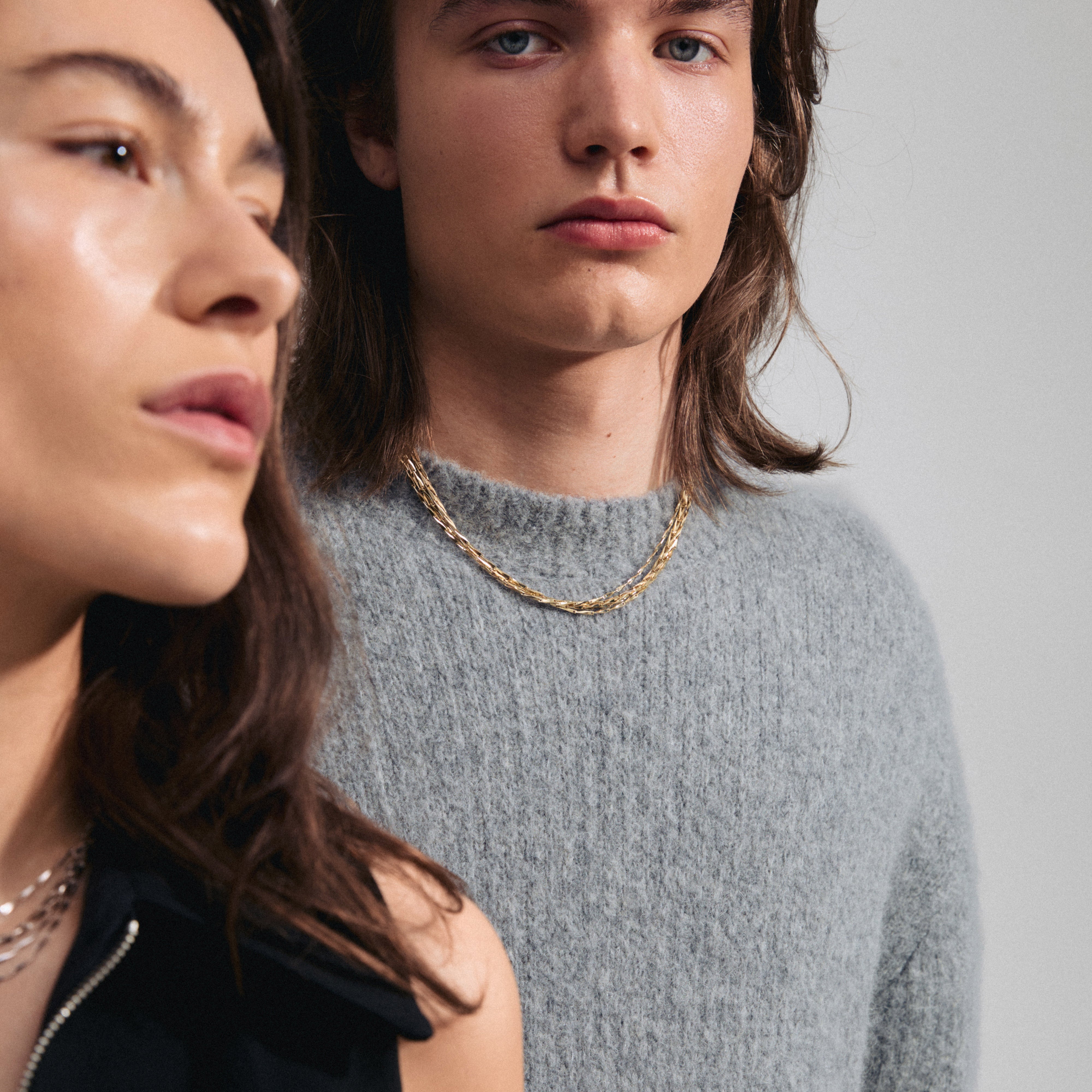 CONNECT necklace gold-plated: A layered necklace with twisted melon seed links, creating a shimmering, trendy effect. Suitable for enhancing personal style with recycled materials.