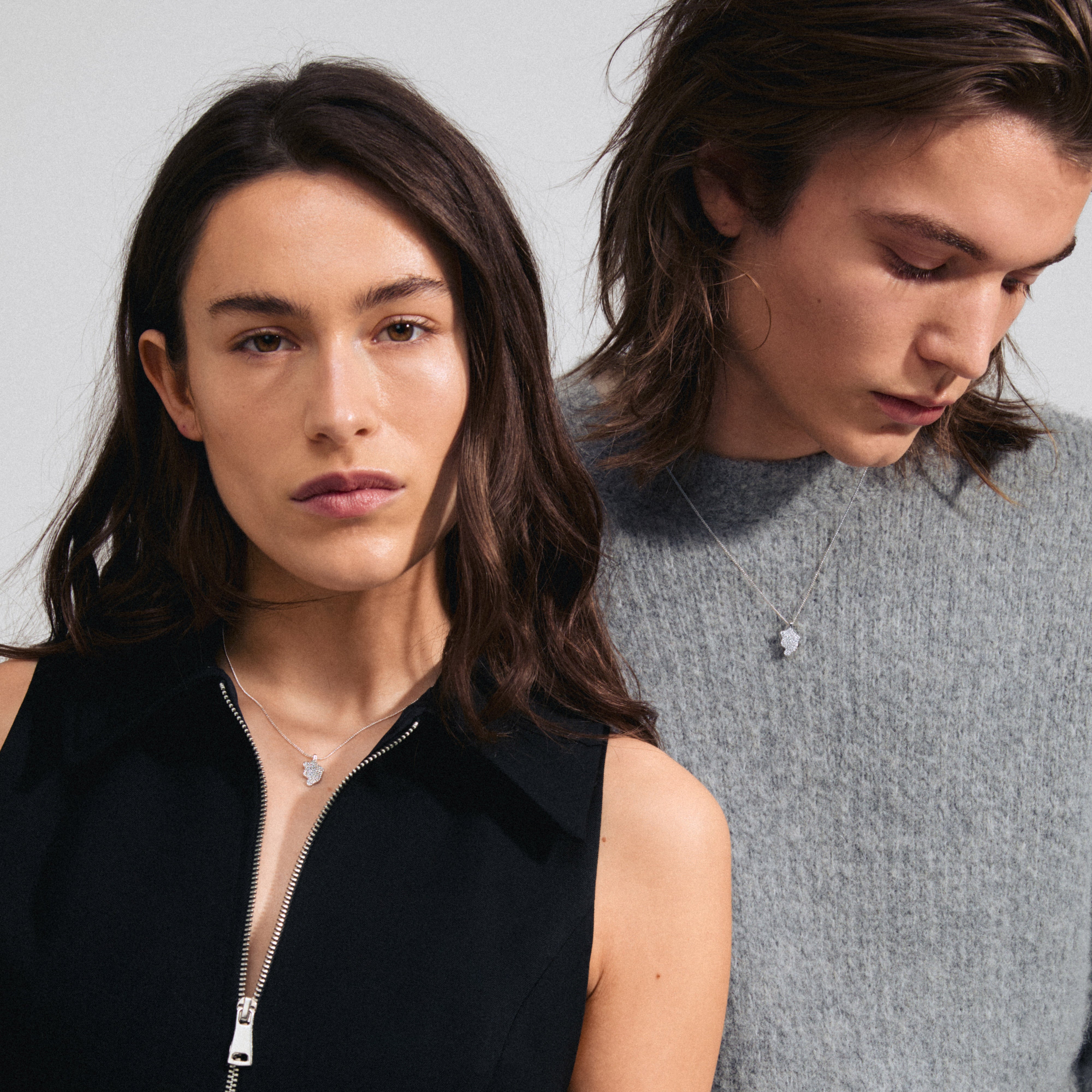CONNECT crystal necklace silver-plated on woman’s neck, featuring a slender chain and sparkling organic-shaped pendant, embodying Pilgrim's blend of timeless and trendy.