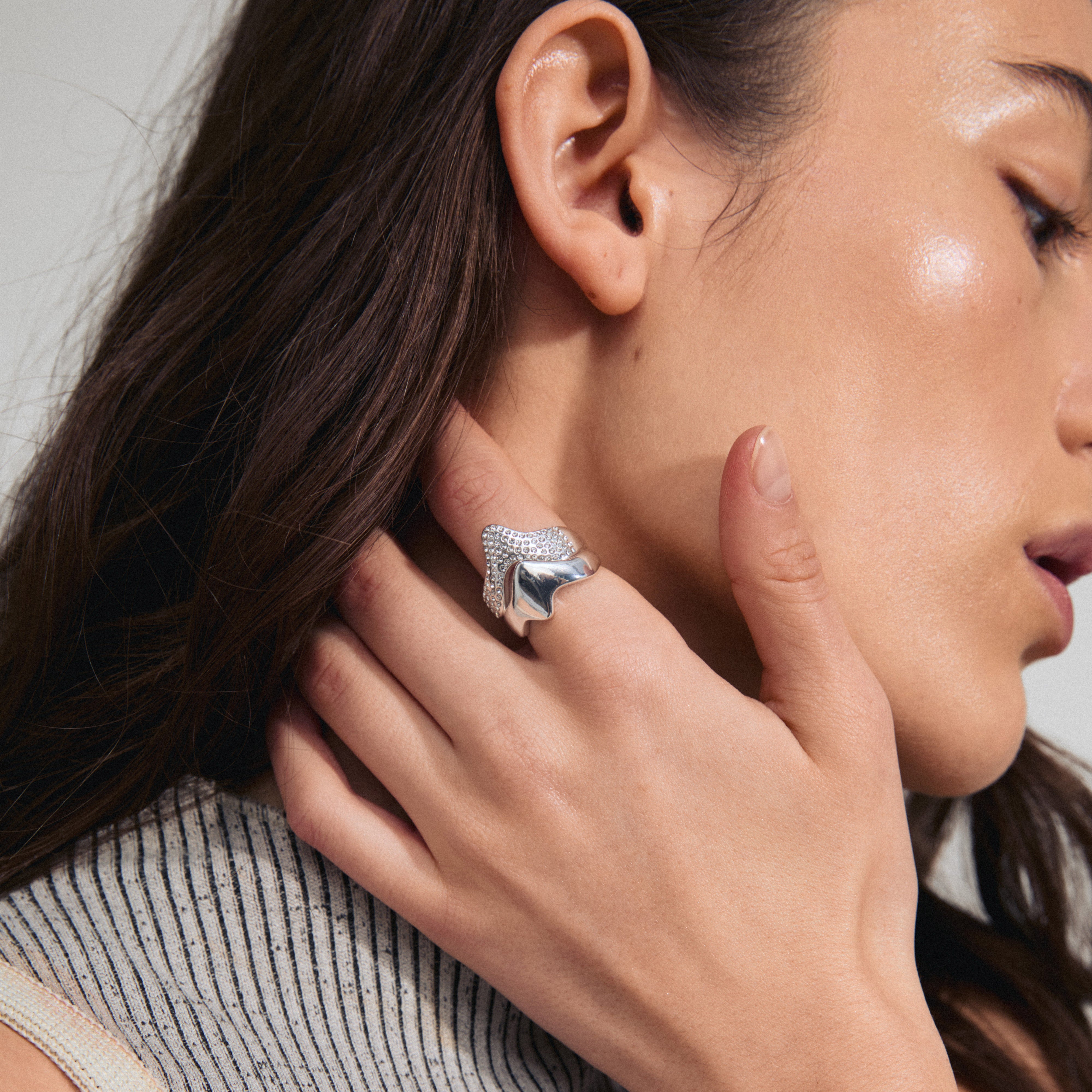Close-up of a woman wearing the CONNECT 2-in-1 set crystal ring, featuring a silver-plated finish and sparkling Preciosa crystals from Pilgrim.