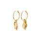 BREEZE hoops gold-plated earrings with conch shell pendants, featuring an easy click clasp, ideal for summer beach days. Crafted from 99% recycled material.