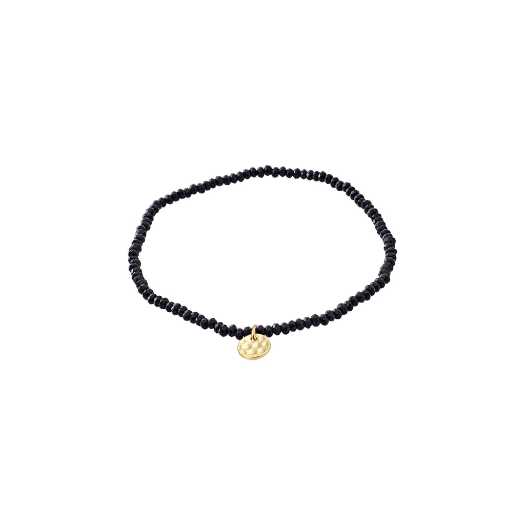 INDIE bracelet black, gold-plated: Black beaded bracelet with a gold pendant, featuring faceted glass beads and a discreet Pilgrim logo, crafted for versatile style.