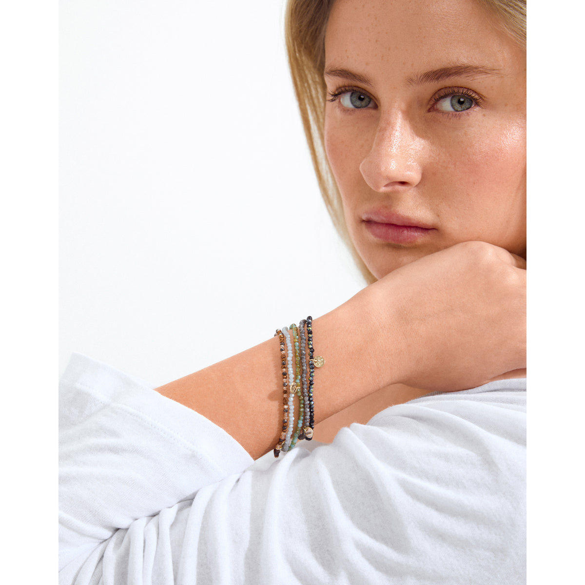 INDIE armband brun mix, guldpläterat