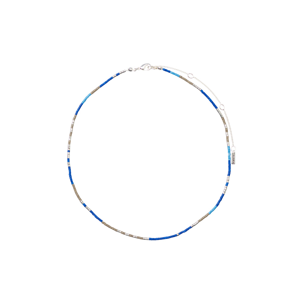 ALISON necklace: blue and silver-plated with glass beads, offering a relaxed festival look. Features a 36 cm chain with a 9 cm extension for layering.