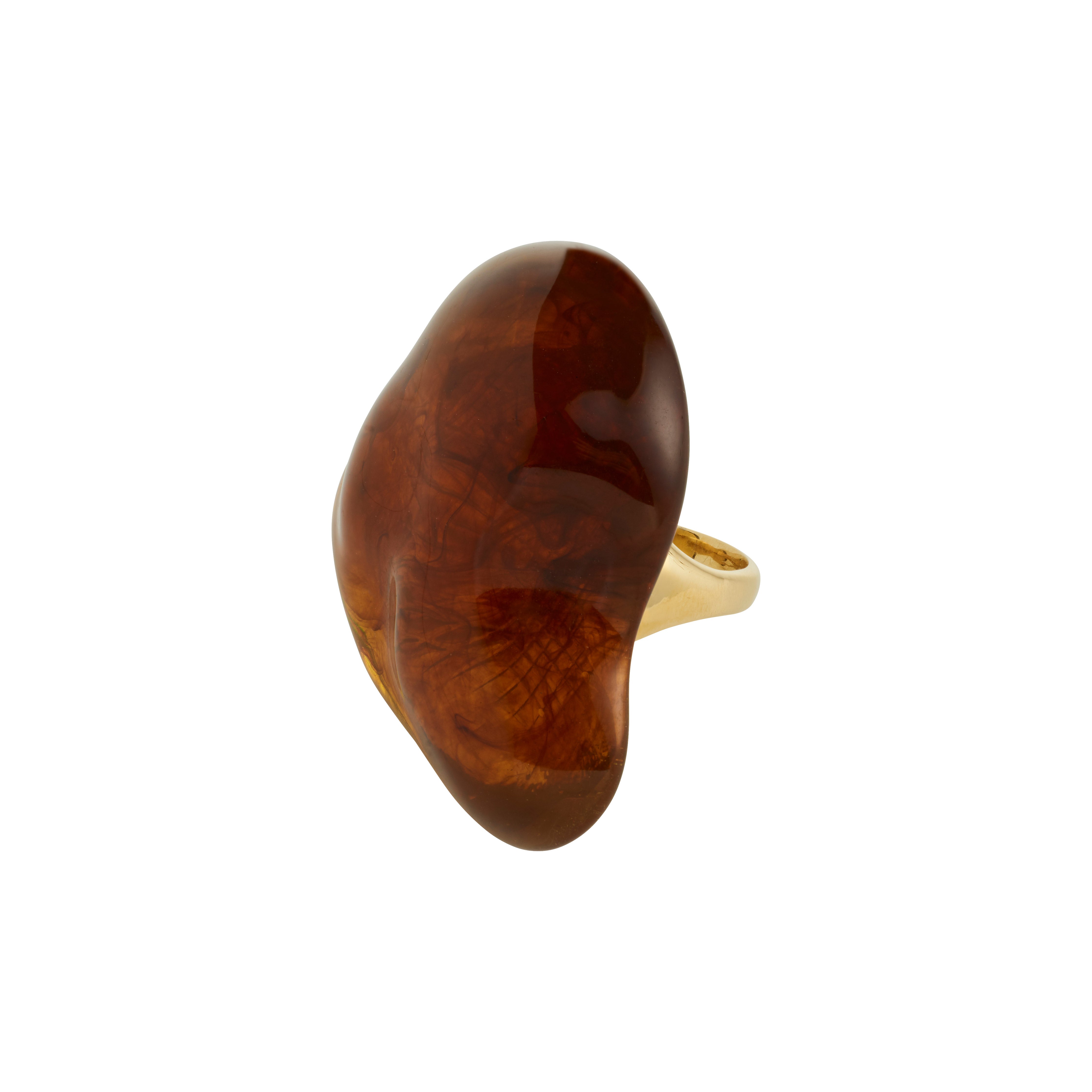 LIAN ring gold-plated/brown features a large, irregular brown cabochon on a simple gold band, embodying organic elegance and mystery with an adjustable fit.