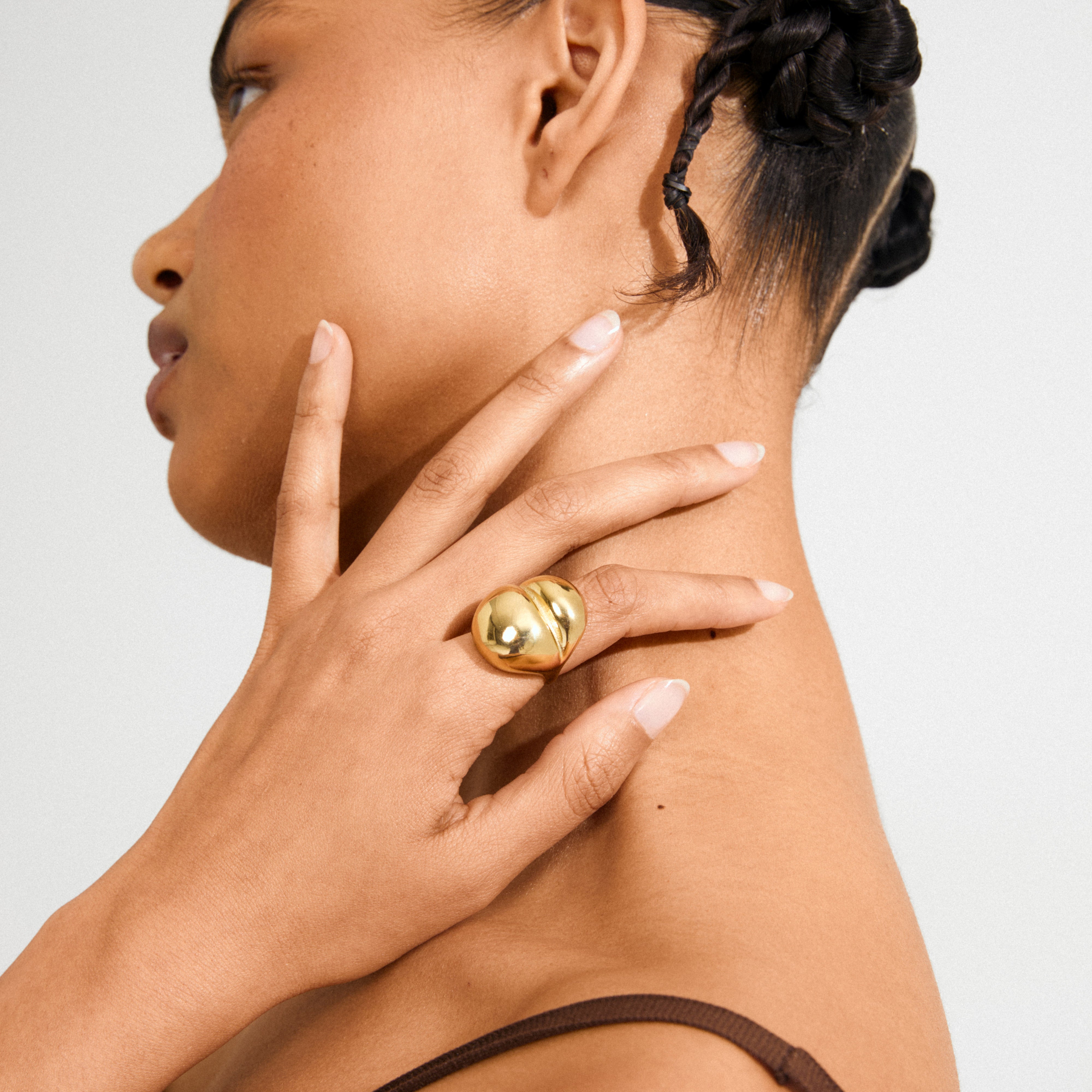 MADDIX ring gold-plated on a hand with natural nails, featuring bold domes. Ideal for a stylish, artistic look, adjustable and environmentally friendly.