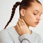 Young woman showcases the gold-plated LAEL ring, featuring a wavy design with sparkling crystals, embodying effortless glam and environmental consideration.