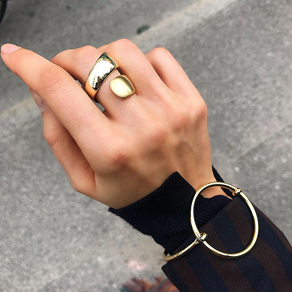 ALMA ring gold-plated, elegantly wraps twice around the finger with alternating shiny and matte finishes, showcasing a modern design perfect for personal style expression.