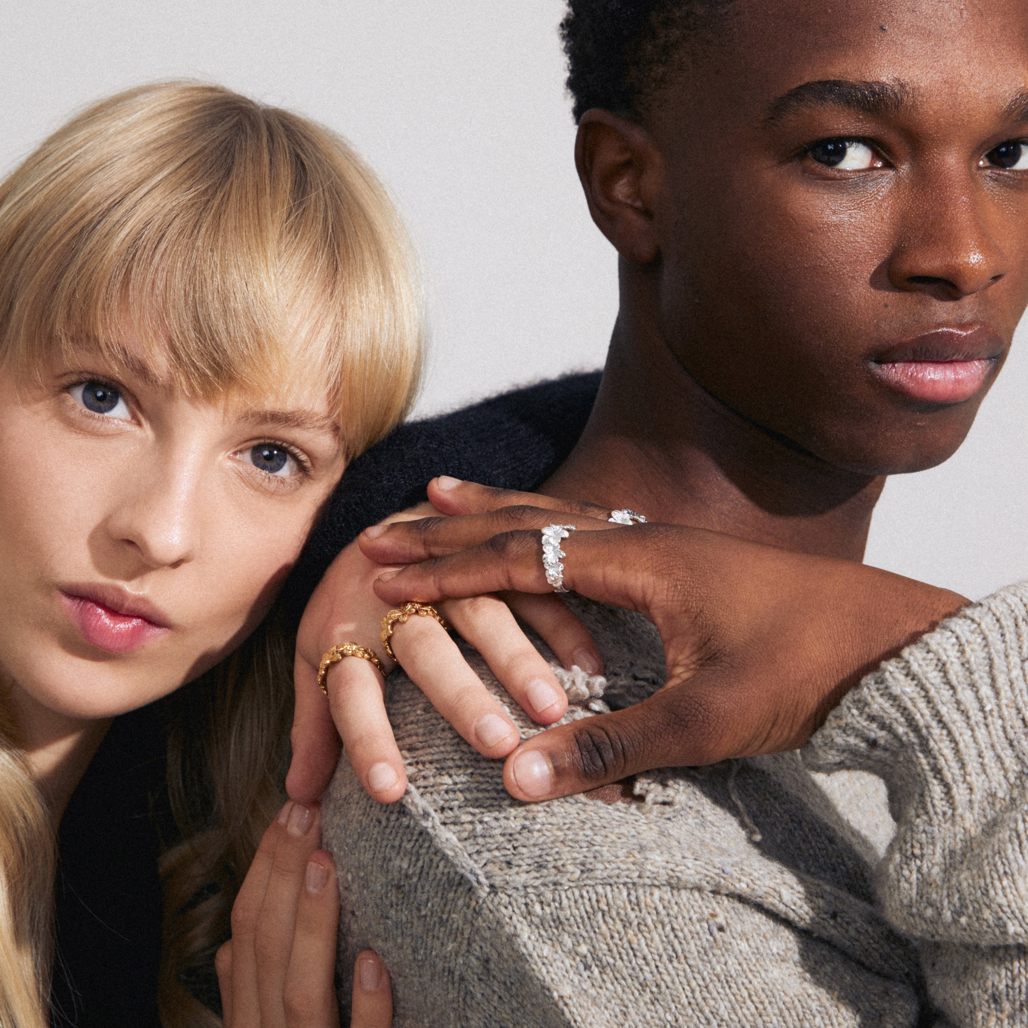 CHARMAINE rings 2-in-one set silver-plated: A man and woman showcase silver rings with floral motifs, emphasizing elegance and personal style.