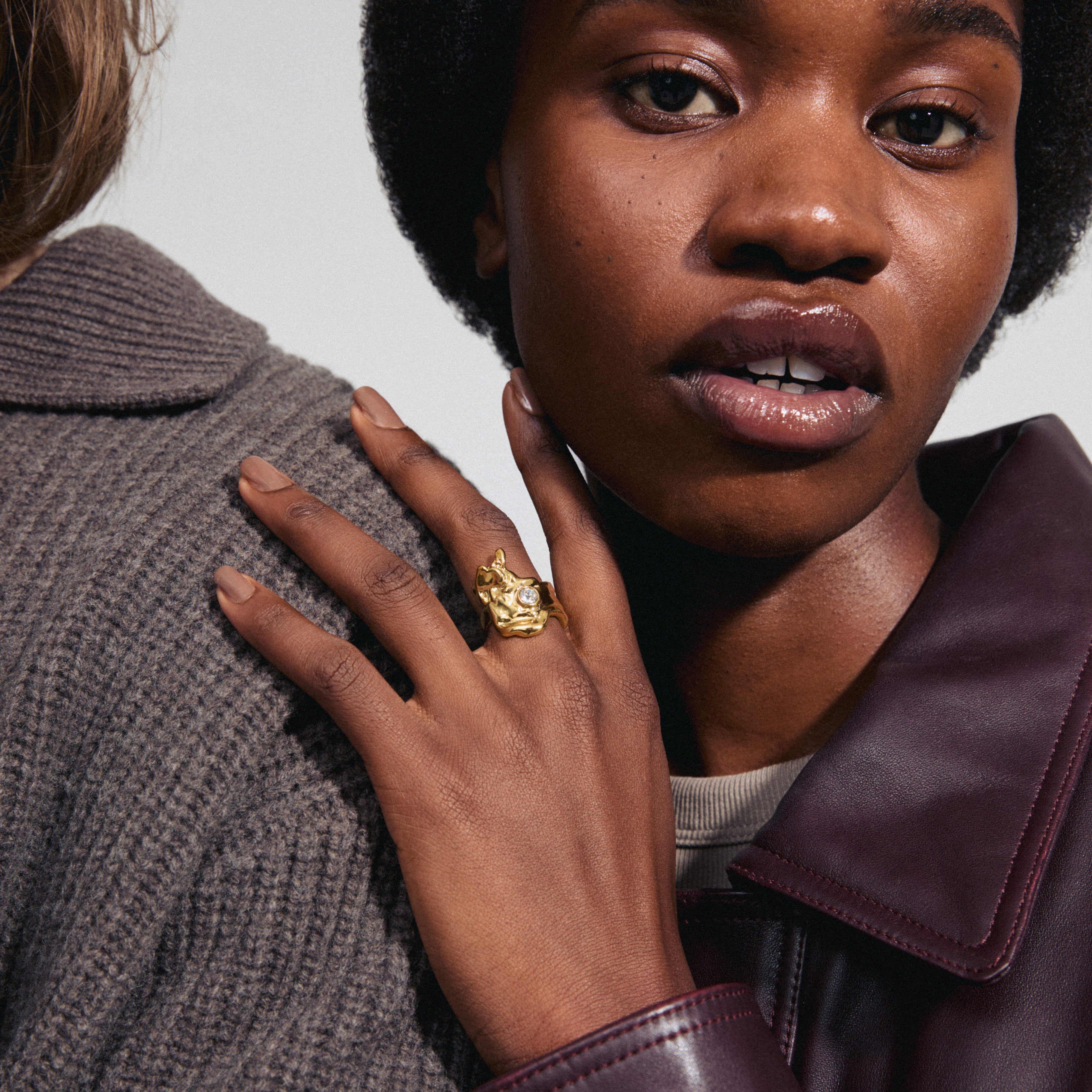 GIA crystal ring gold-plated on woman's hand, showcasing Nordic-inspired organic design with raw texture and sparkling Preciosa crystal, emphasizing unique style and individuality.
