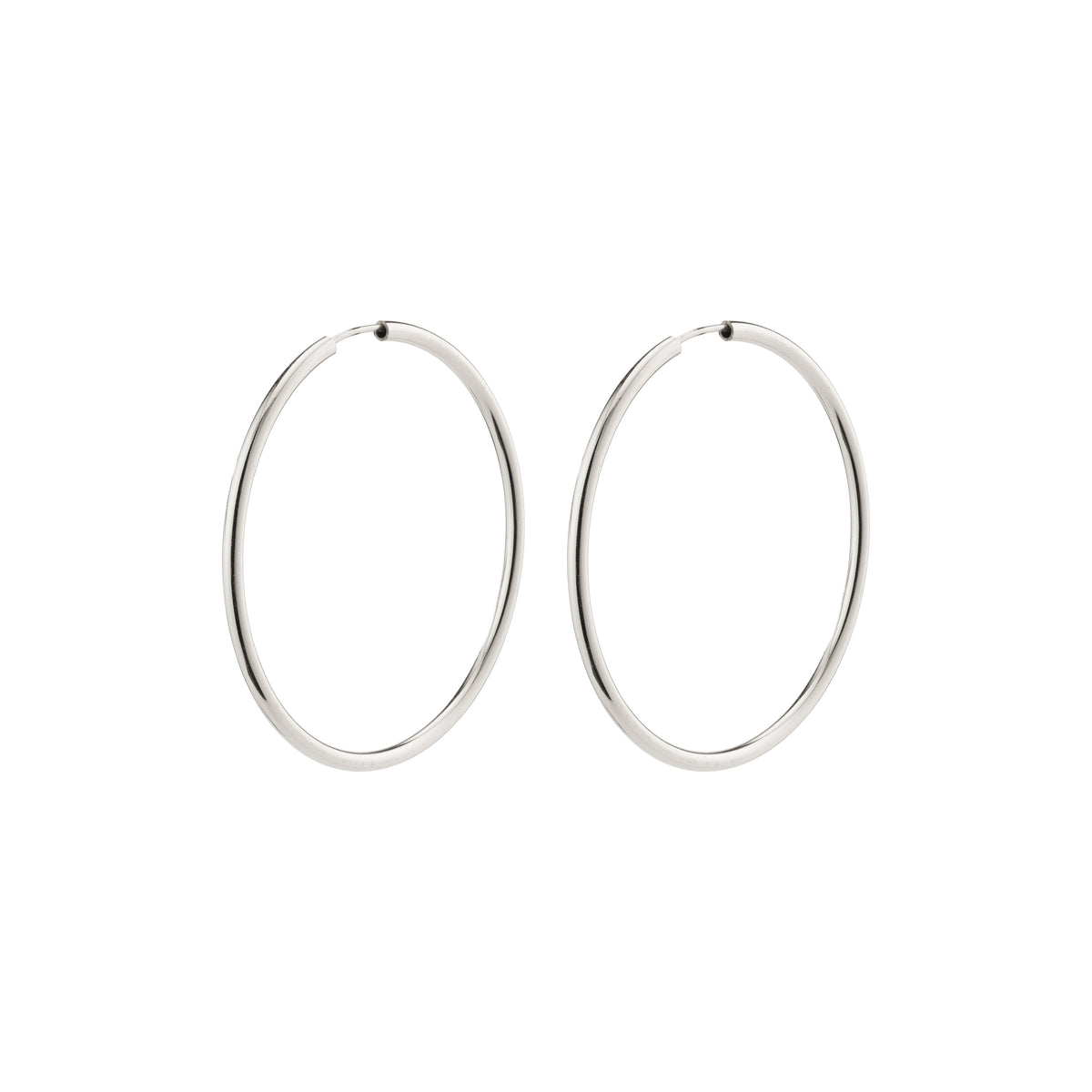 APRIL medium-size hoop earrings, silver-plated, with a 40 mm diameter. Ideal for versatile styling, crafted from 99% recycled materials.