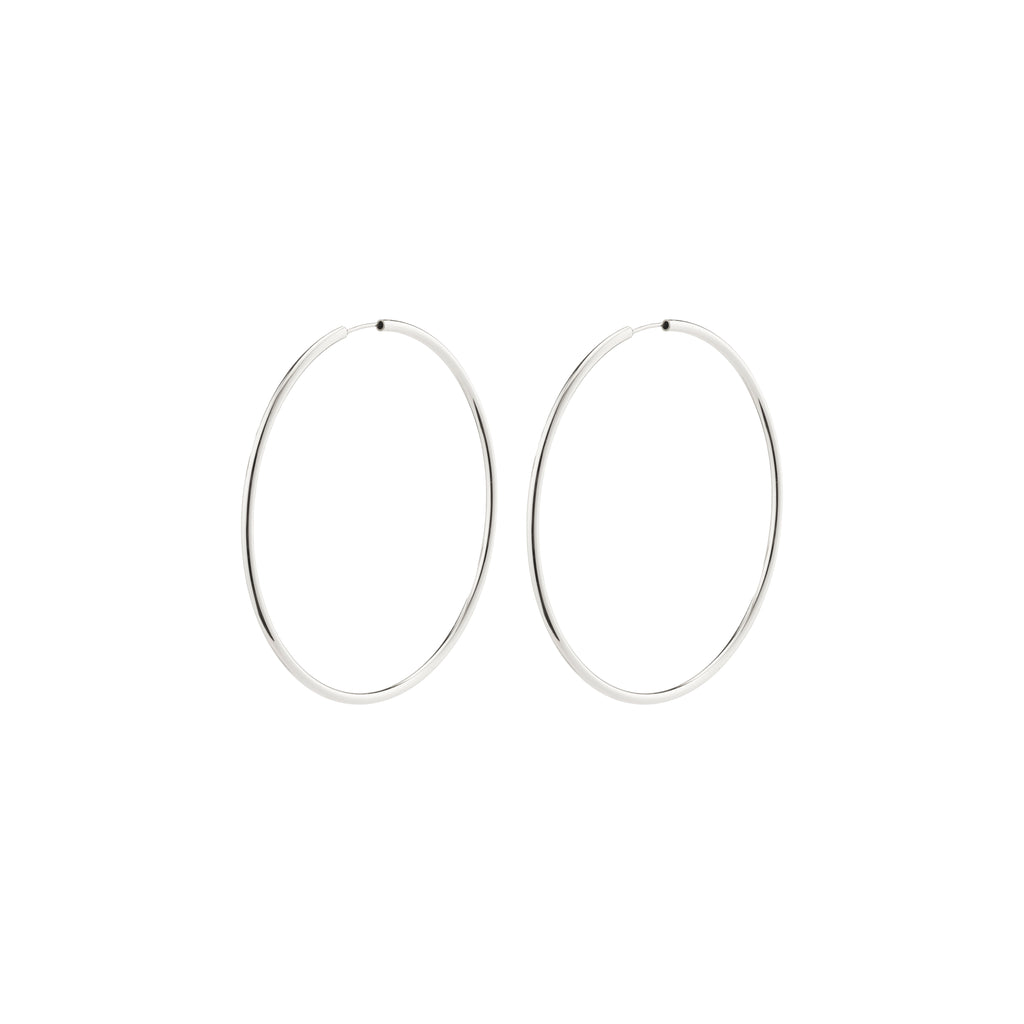 APRIL large hoop earrings, silver-plated, 60 mm diameter, exude classic elegance and effortlessly elevate outfits from everyday to glamorous. Made from 99% recycled materials.