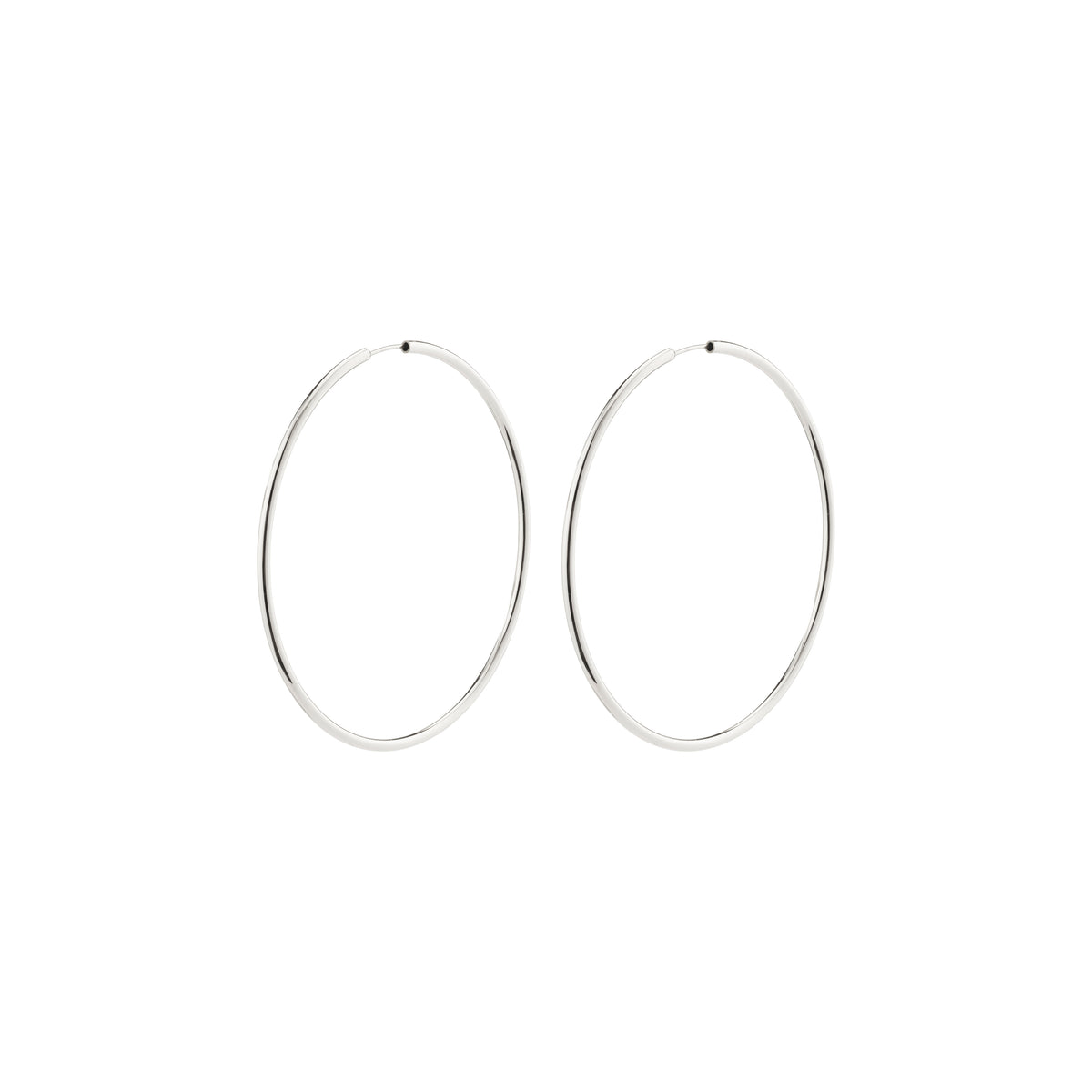 APRIL large hoop earrings, silver-plated, 60 mm diameter, exude classic elegance and effortlessly elevate outfits from everyday to glamorous. Made from 99% recycled materials.