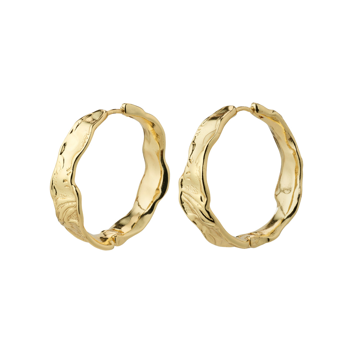 JULITA gold-plated hoop earrings with a twisted, wavy design from Pilgrim, offering a classic yet trendy accessory made from 99% recycled materials.