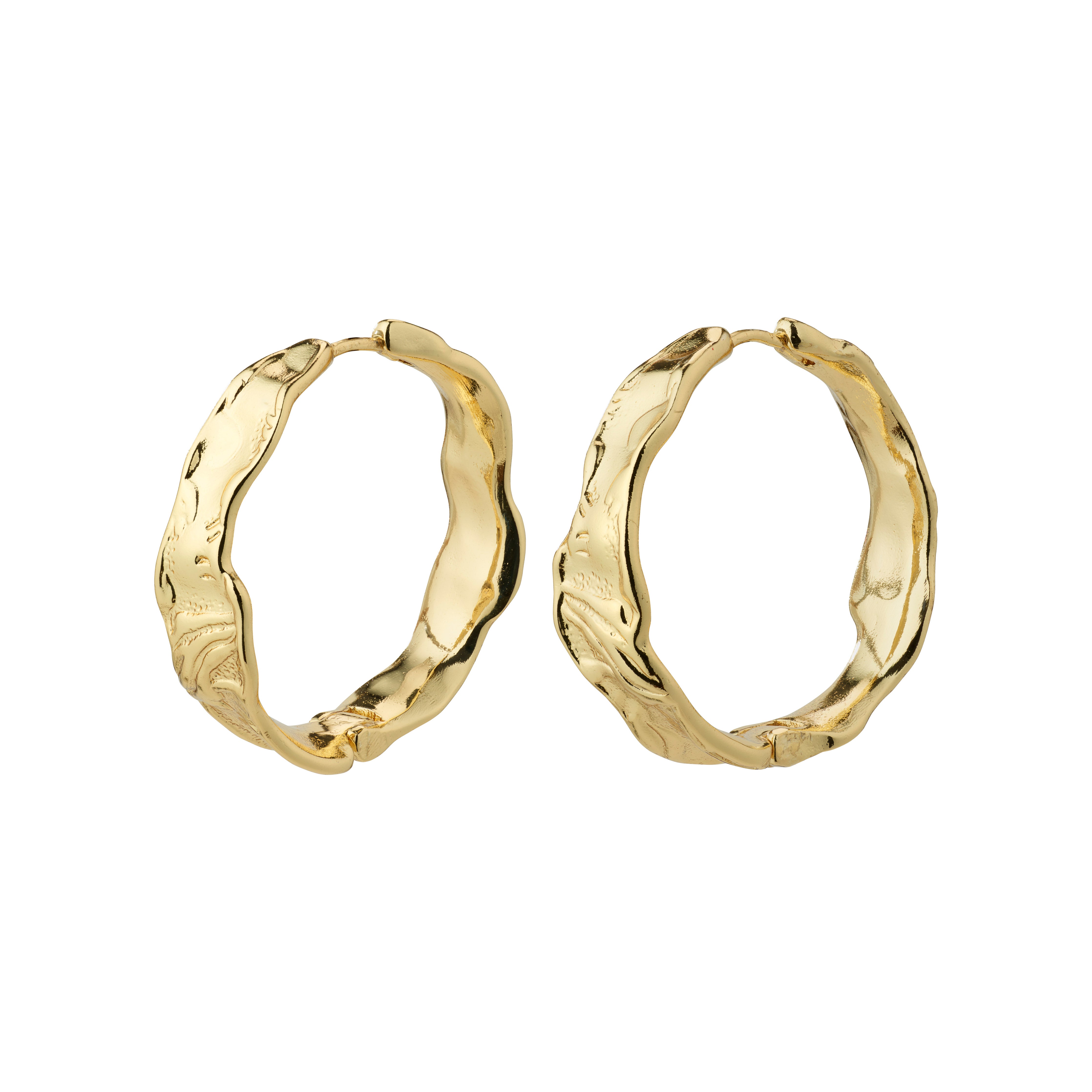 JULITA gold-plated hoop earrings with a twisted, wavy design from Pilgrim, offering a classic yet trendy accessory made from 99% recycled materials.