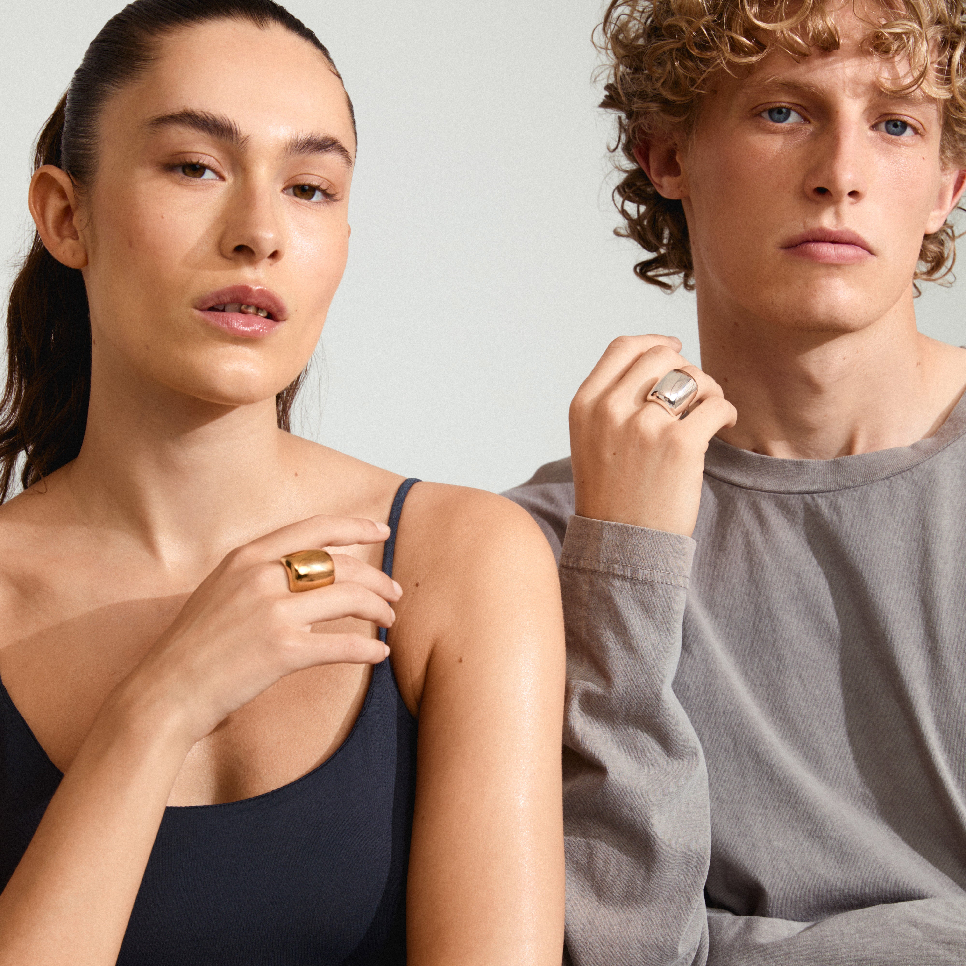 KIERAN ring silver-plated on a woman's finger, exemplifying style and confidence. This chunky, adjustable piece is crafted from 99% recycled material.