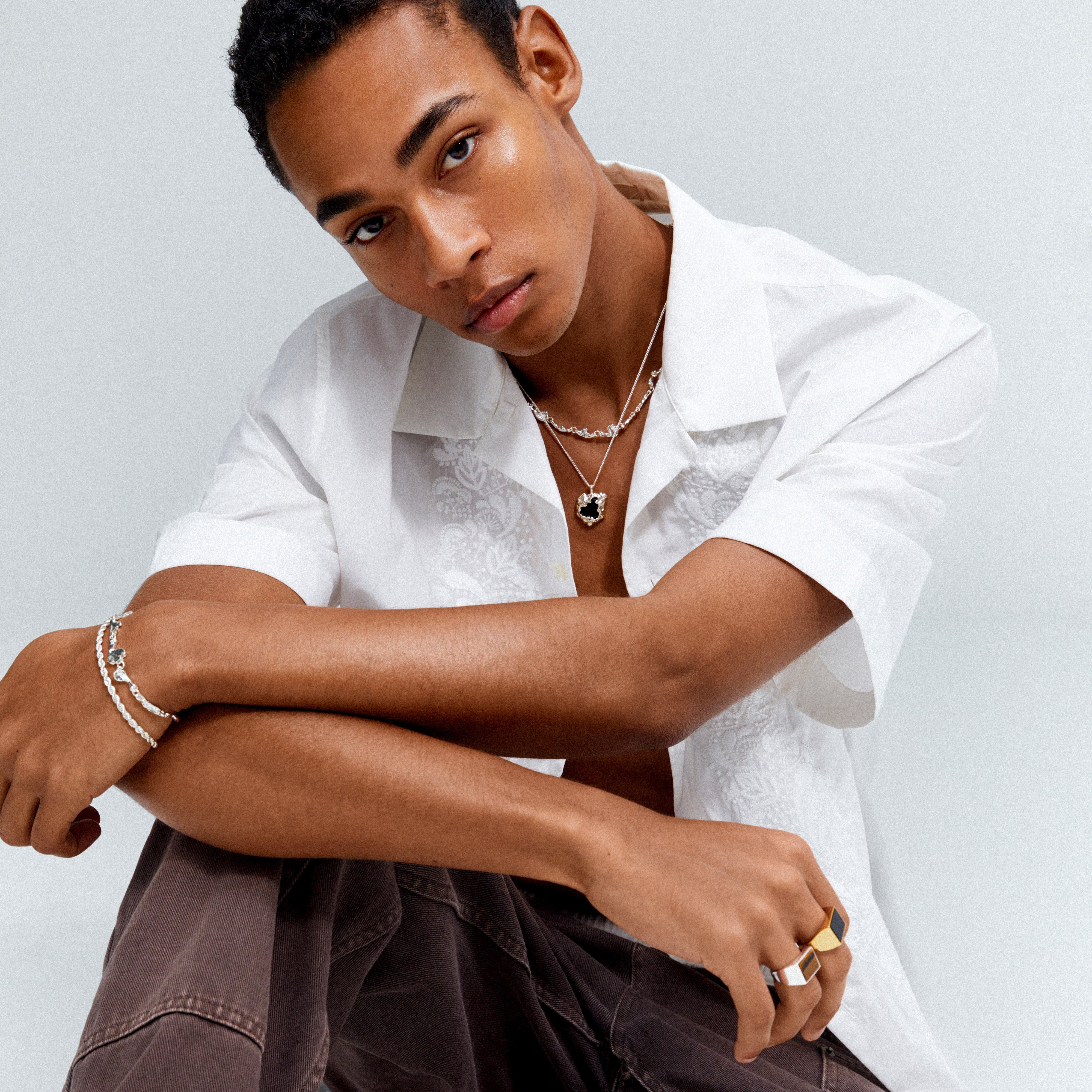 CASE signet ring gold-plated on a man's hand, featuring a minimalist square design with black Agate, highlighting Pilgrim's blend of timeless and trendy jewelry.