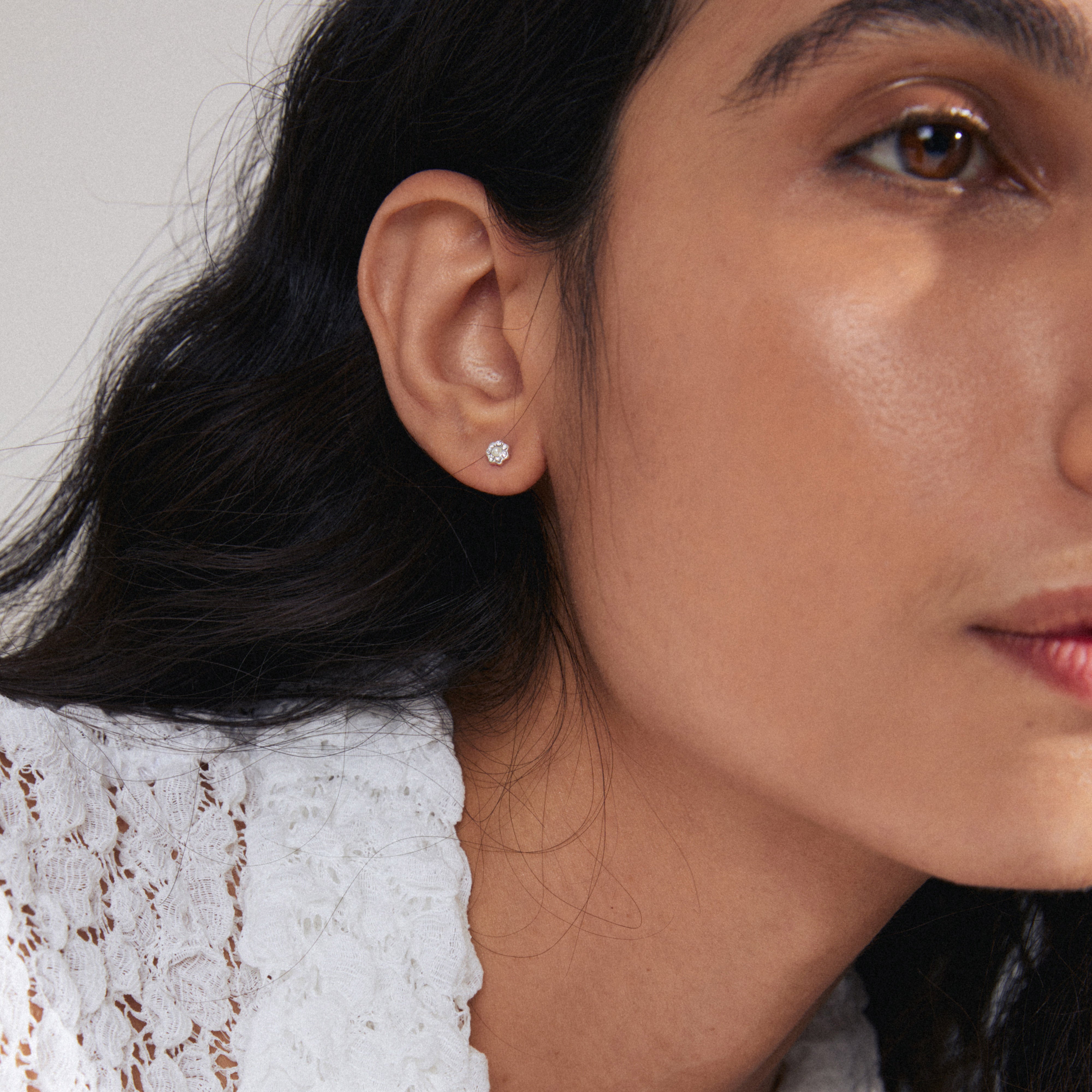 NIKOLETA single earring silver-plated featuring a floral design with a pearlescent bead and sparkling Preciosa crystals, perfect for an eco-chic, personalized style.