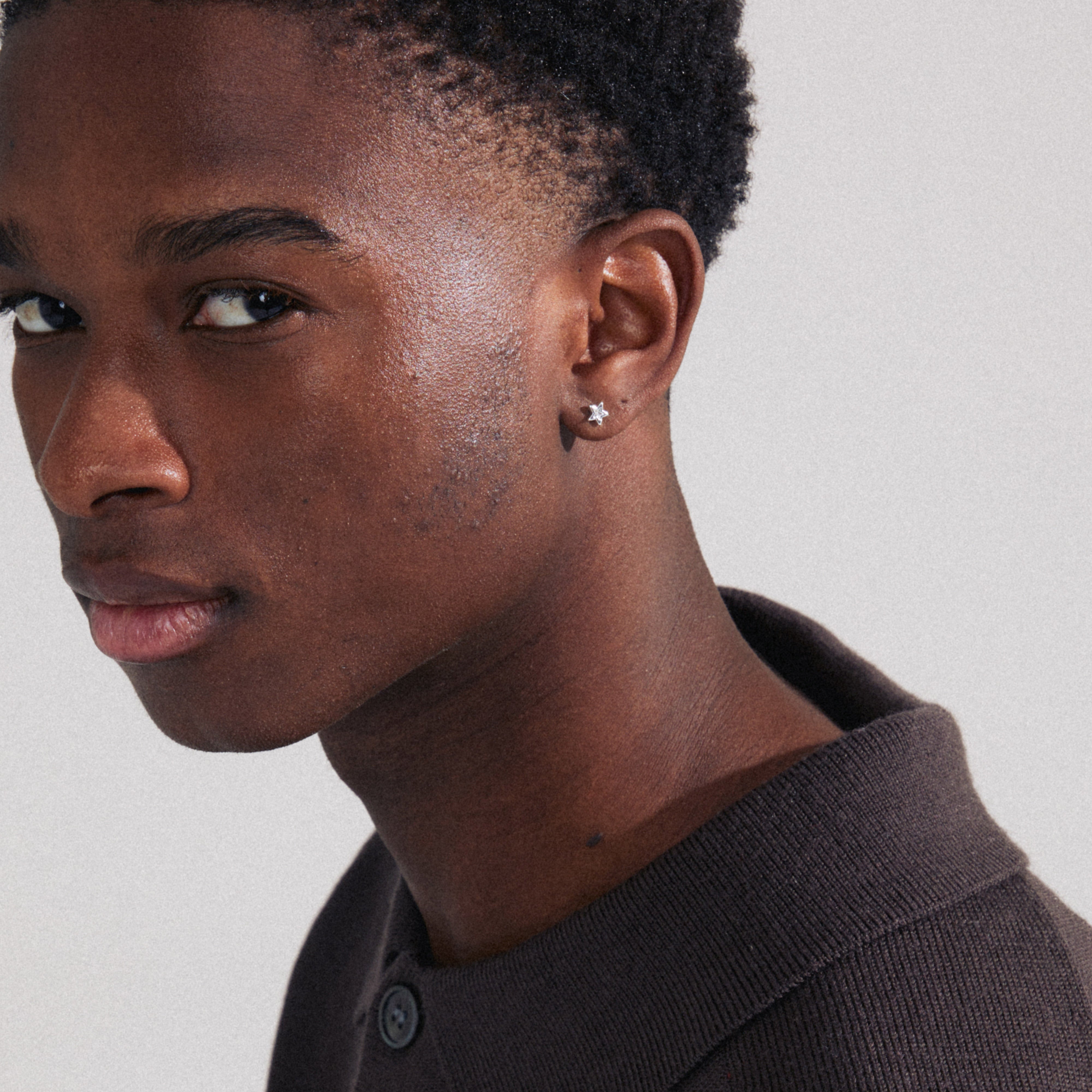 NYX silver-plated earring with a Preciosa crystal, worn by a man, capturing a trendy and stylish look. Ideal for mixing and matching.