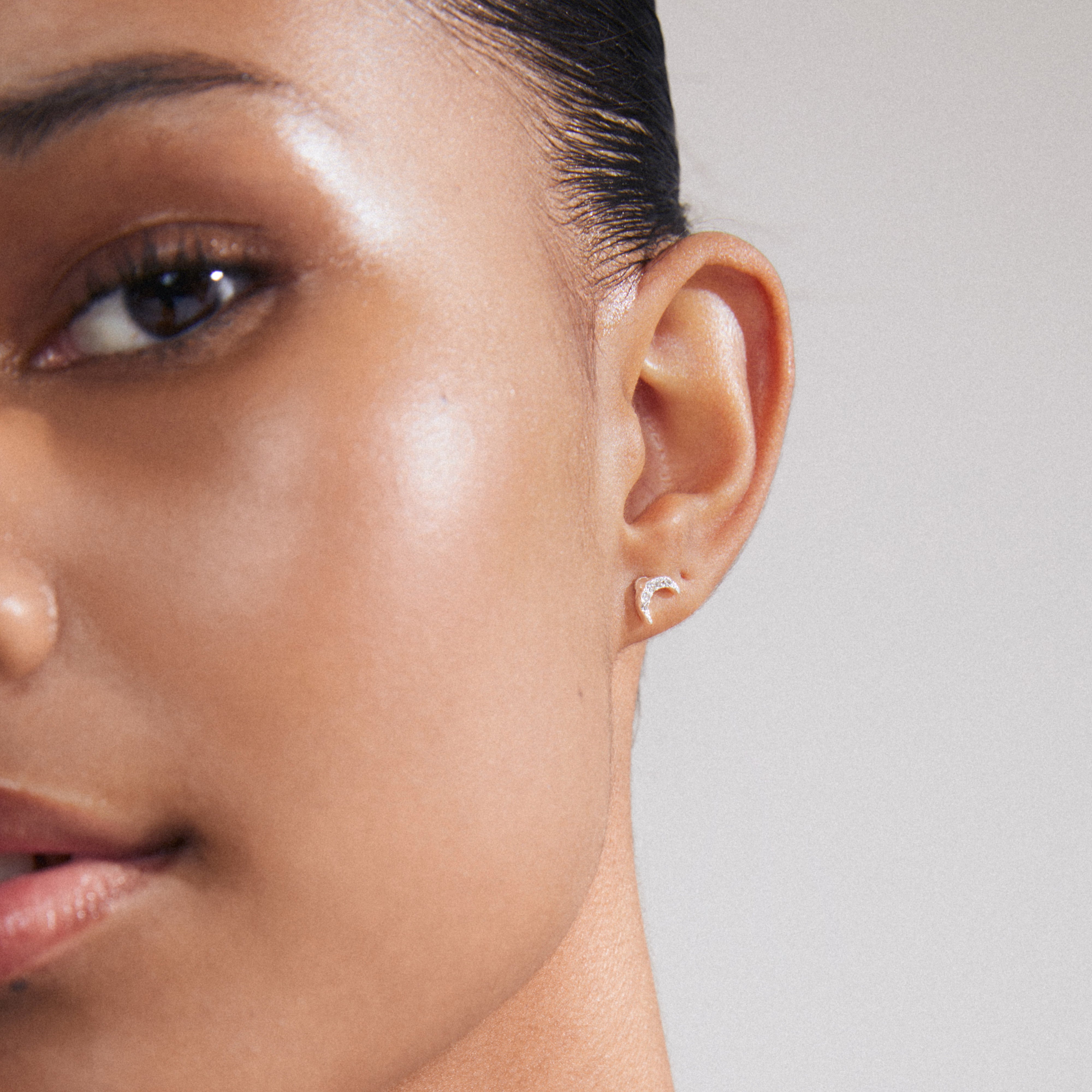 MELINA single earring silver-plated, featuring a crescent moon design with Preciosa crystals, highlighting elegance and hidden potential.