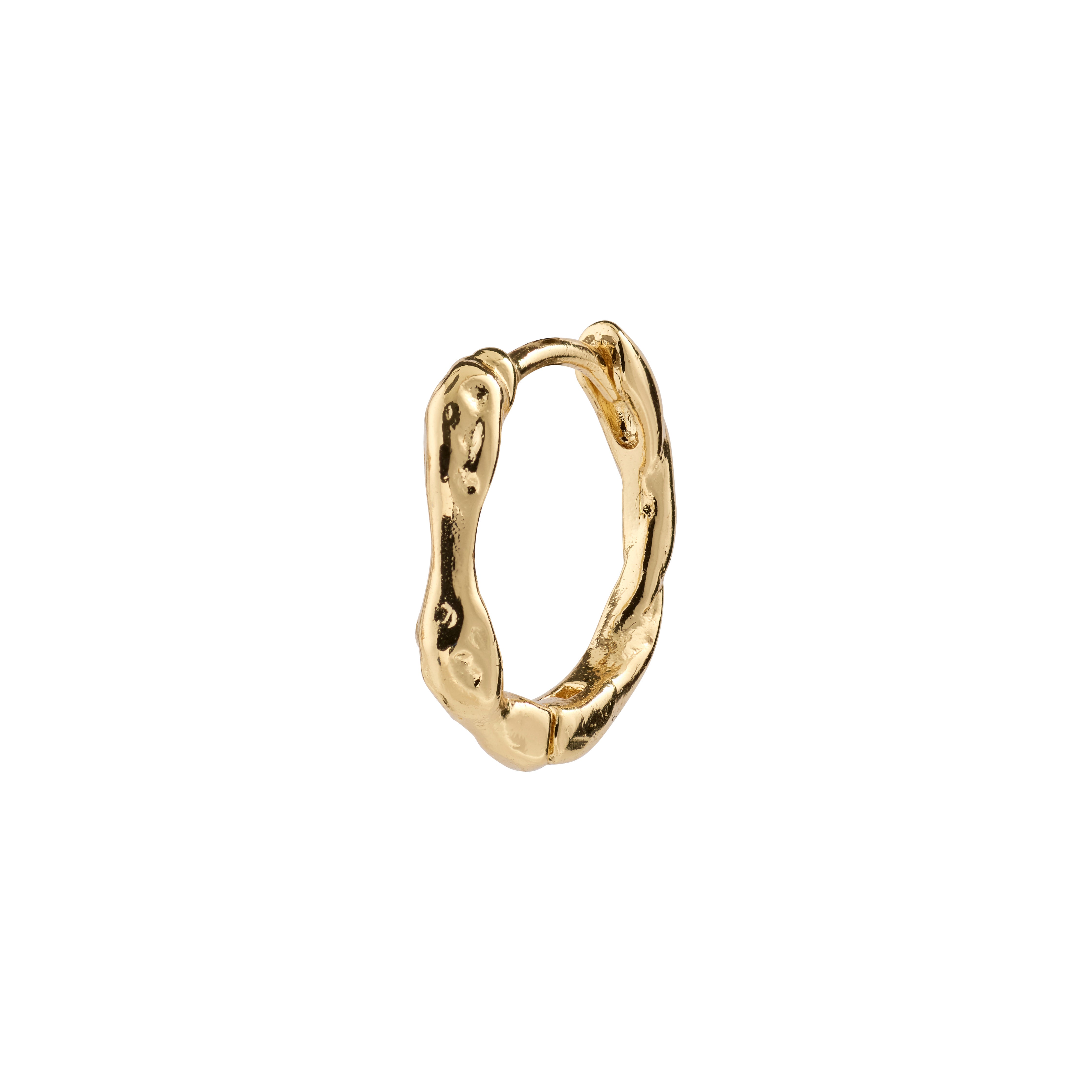 KYRA single earring, gold-plated with an organic shape and shiny finish, featuring a handcrafted vibe and easy click clasp. Made from 99% recycled material.