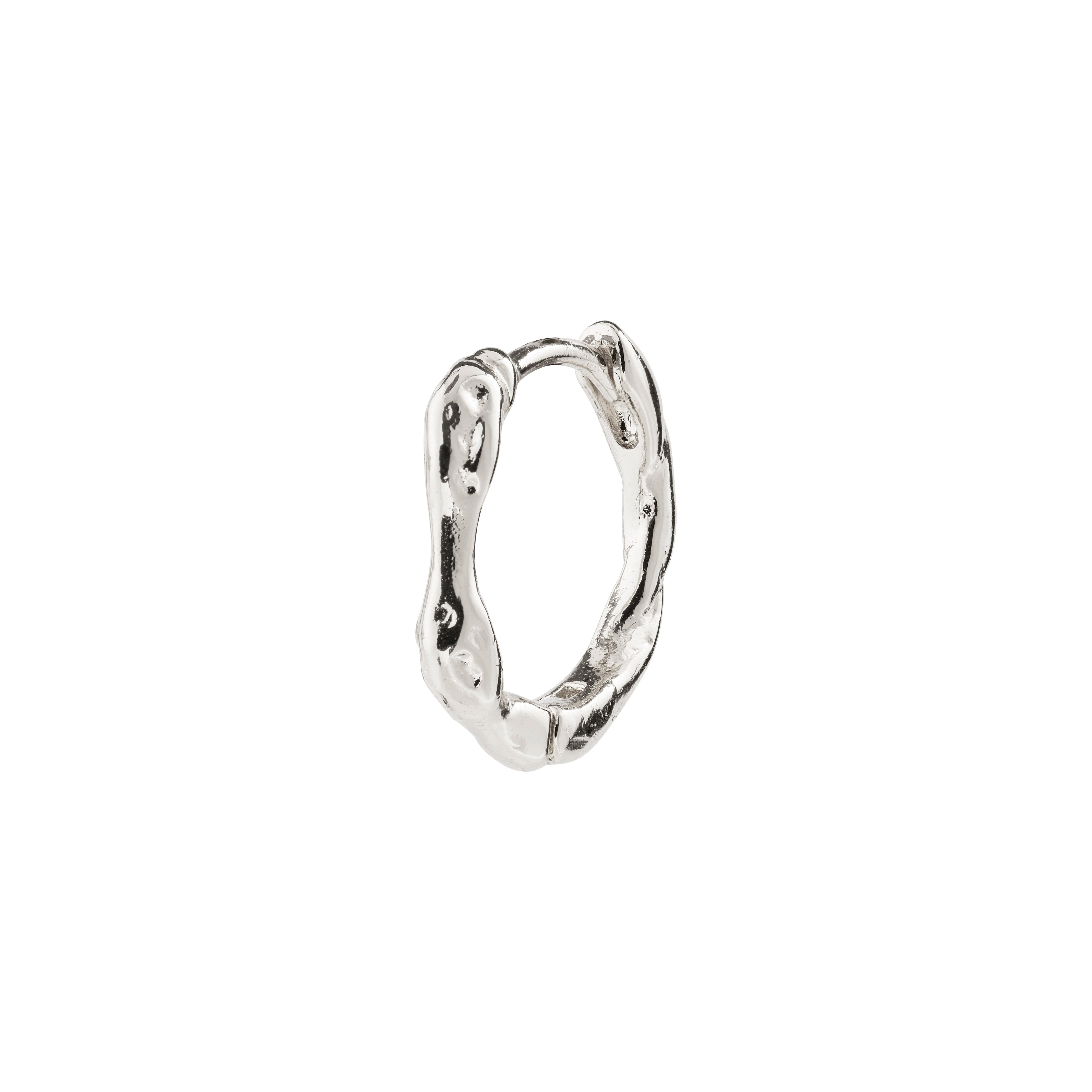 KYRA single silver-plated earring with an organic shape and shiny finish, featuring a handcrafted vibe and click clasp.