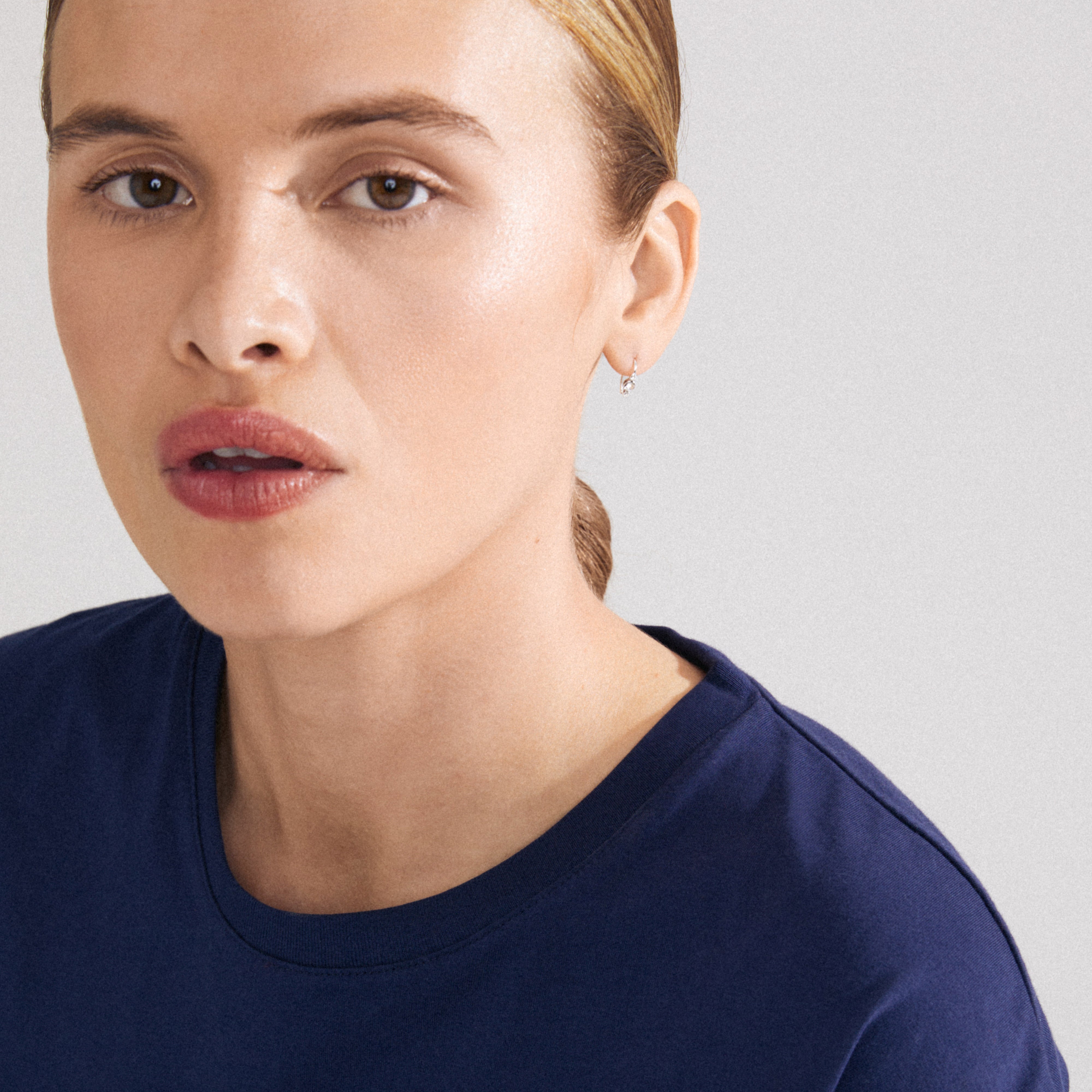 KRISTINE single earring silver-plated features three sparkling Preciosa crystals, designed for standout style and crafted from 98% recycled materials.