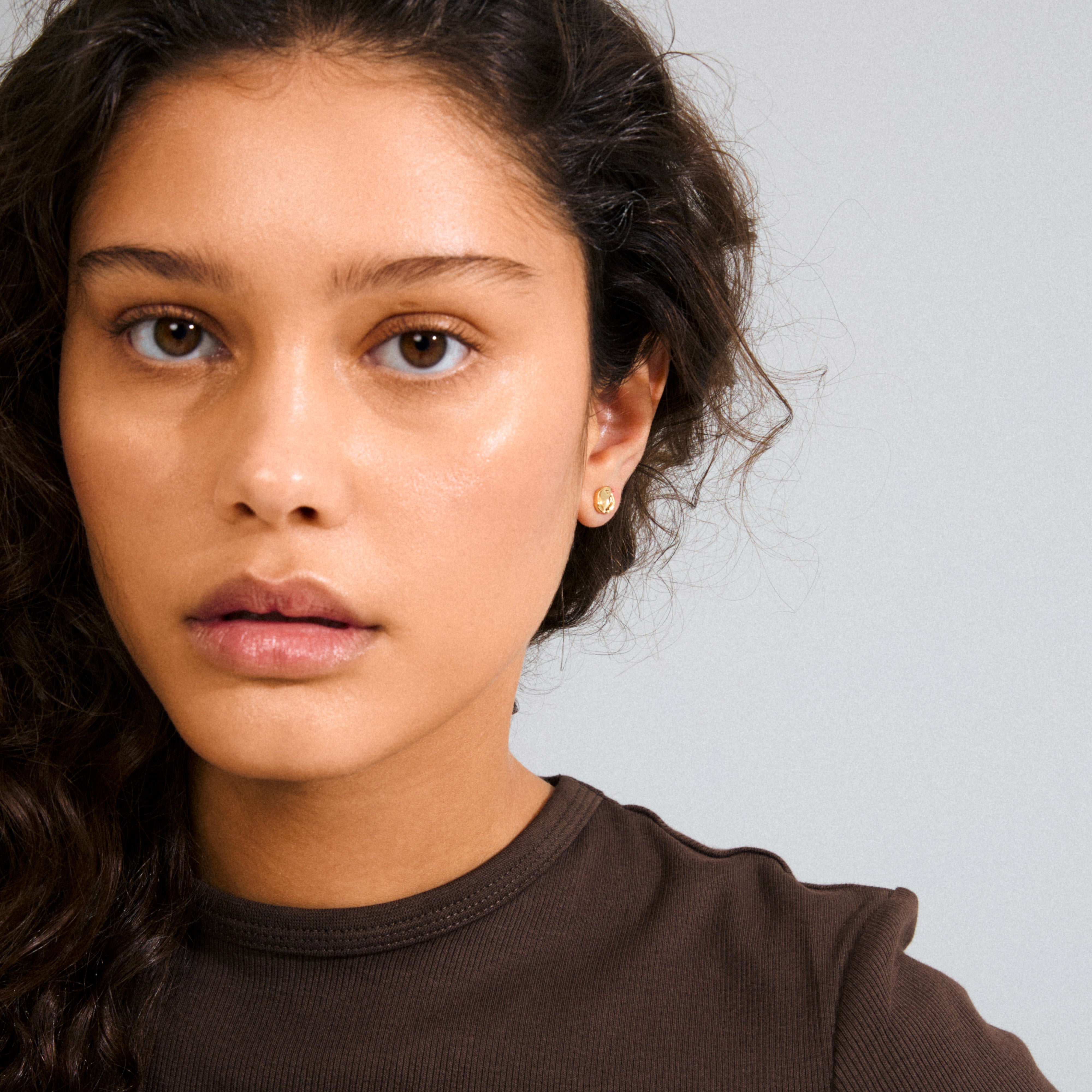 PORTER single earring gold-plated with organic disc shape, shiny finish; perfect for trendy, asymmetrical ear stacking. Crafted from 99% recycled material.