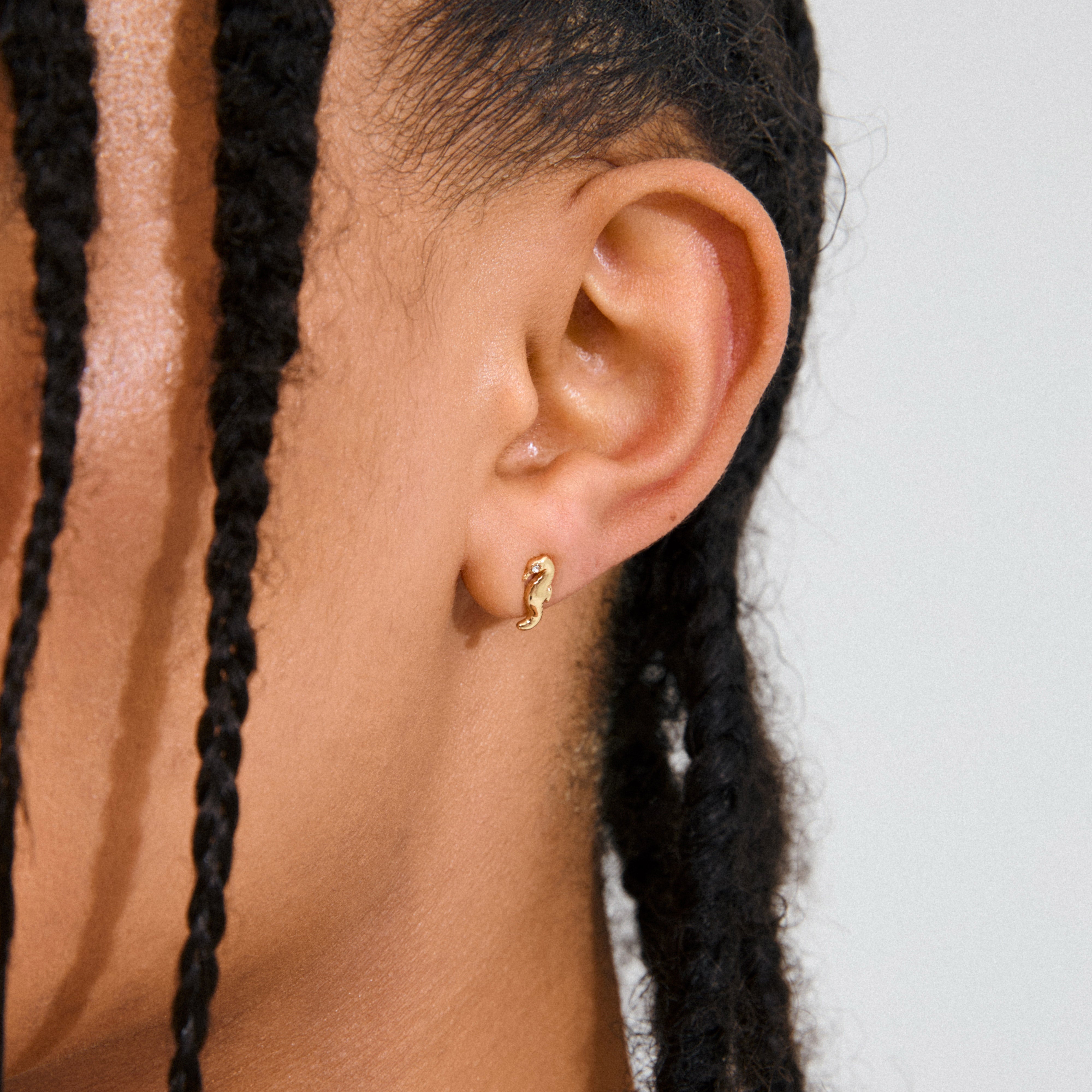 Gold-plated LYRIC single earring shaped like a seahorse, offering an ocean-inspired, trendy accessory crafted from recycled materials by Pilgrim.