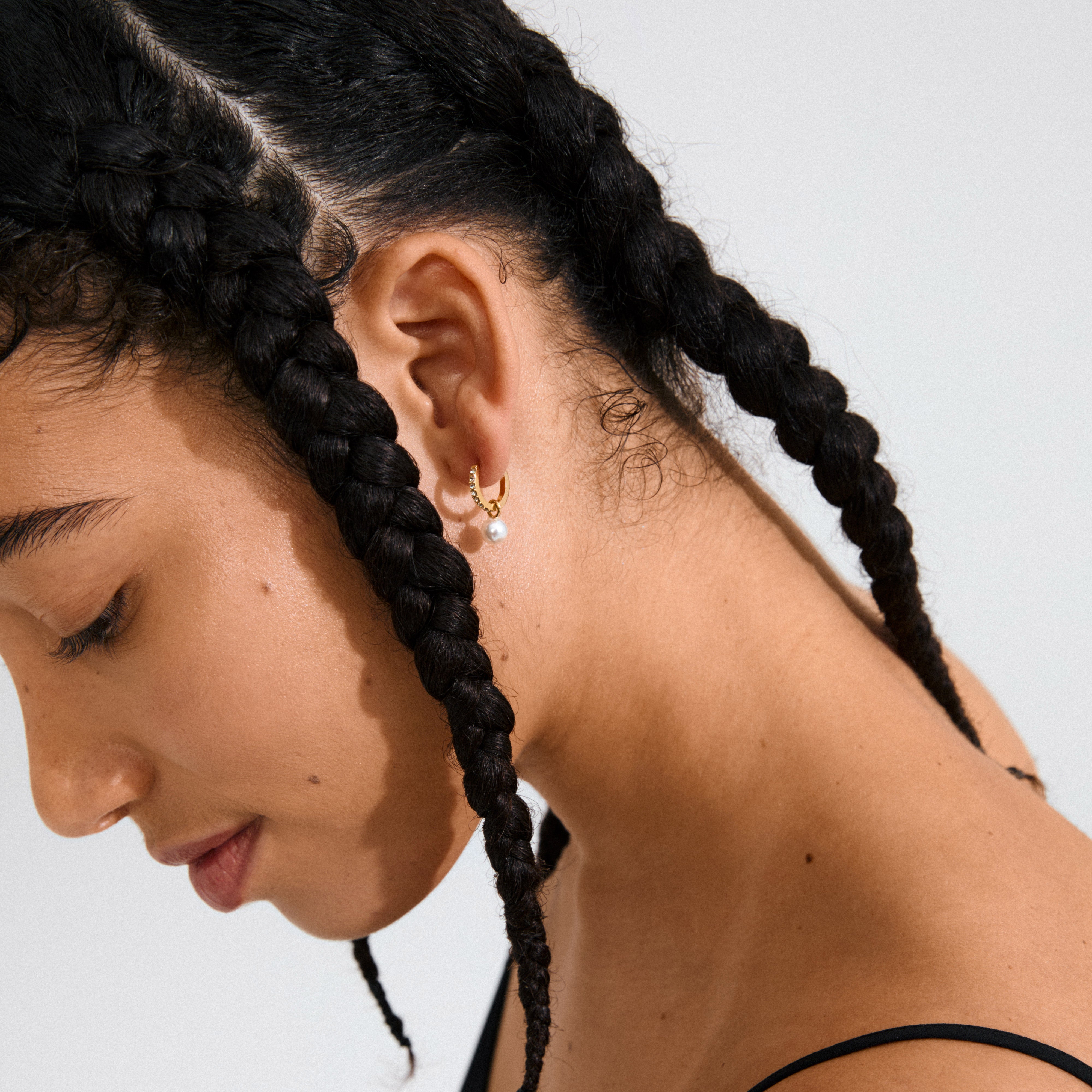 SEVYN single earring, gold-plated with sparkling Preciosa crystals and bead pendant, offering a luxurious touch. Eco-friendly, crafted from 75% recycled material.