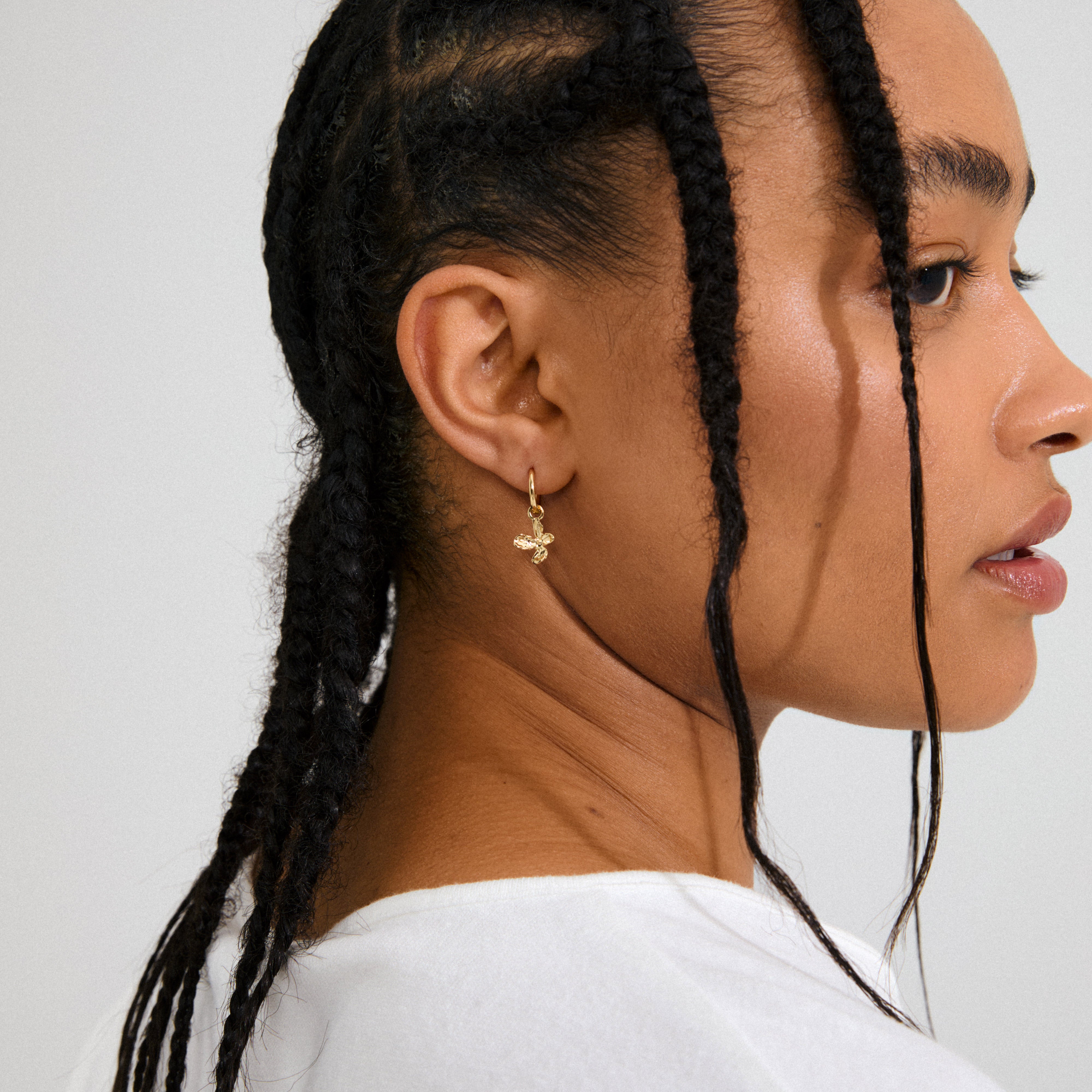 GIANNI single earring gold-plated, featuring a flower pendant and click clasp, crafted from 99% recycled materials for an elegant, nature-inspired look.