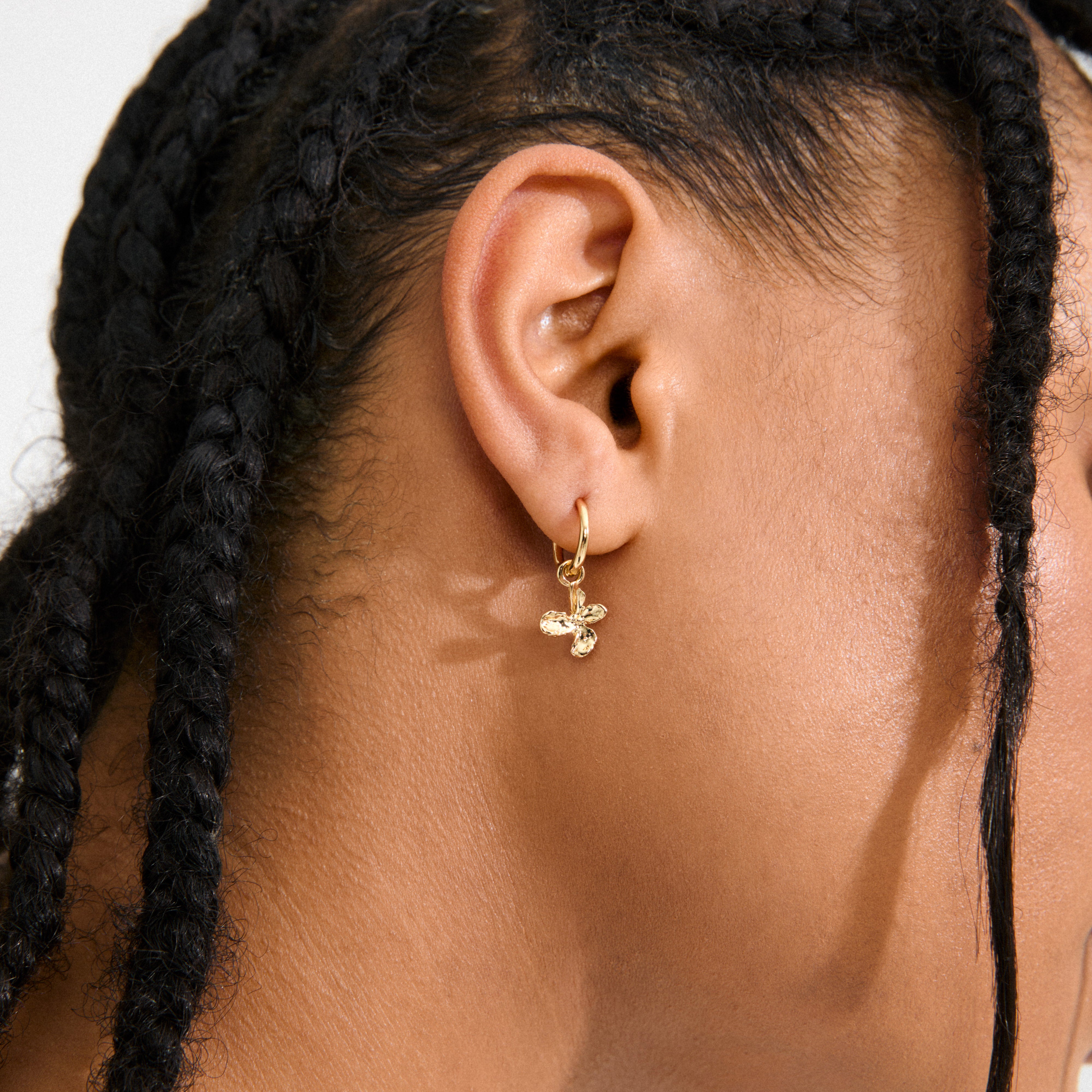 GIANNI single earring gold-plated with a flower pendant, featuring an easy click clasp, crafted from 99% recycled materials for an elegant, nature-inspired look.