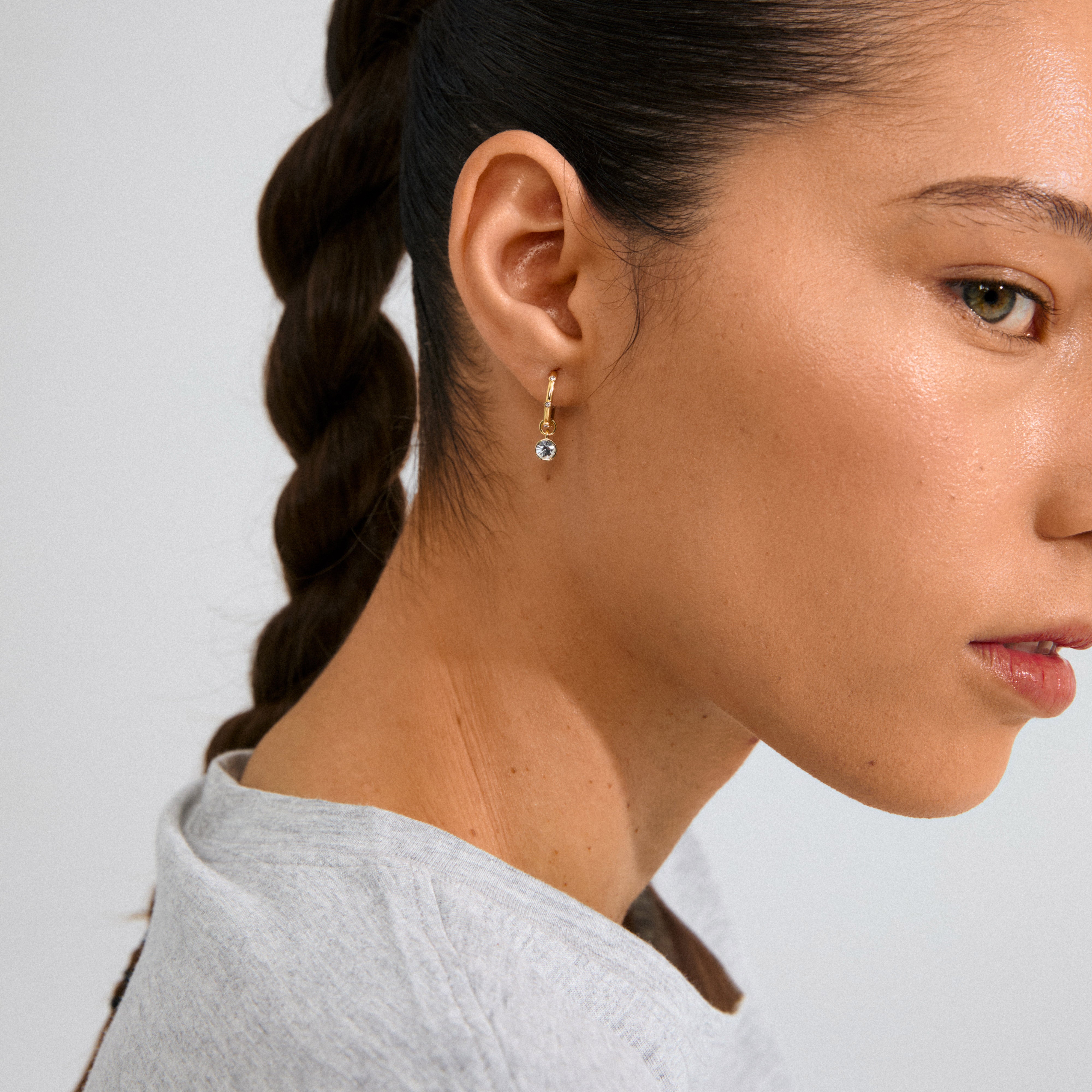 SUNNY single earring gold-plated with sparkling Preciosa crystals and pendant, offering a luxurious touch, crafted from 98% recycled materials.