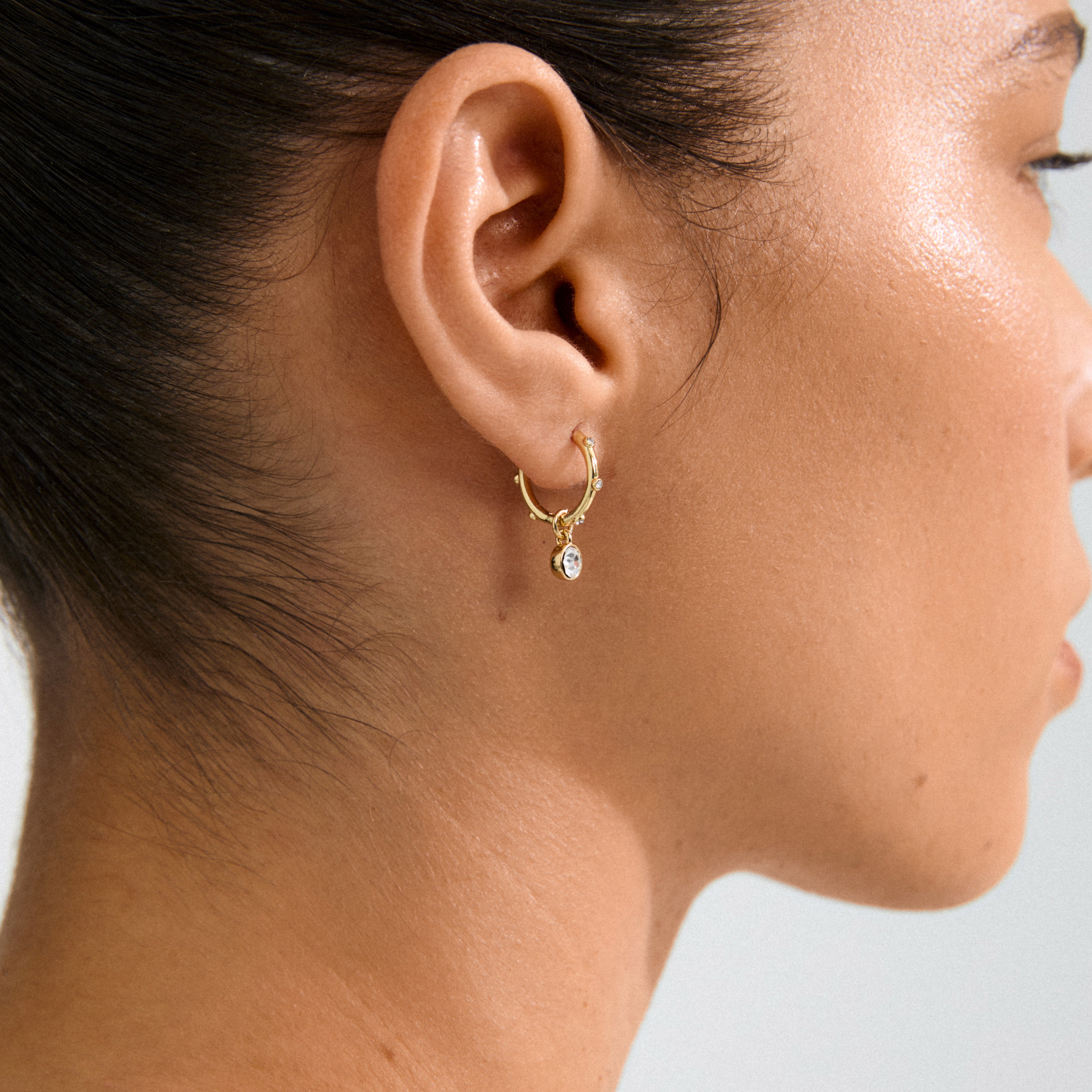 SUNNY single earring gold-plated with sparkling Preciosa crystals and a pendant, crafted from 98% recycled materials for a stylish, eco-friendly statement.