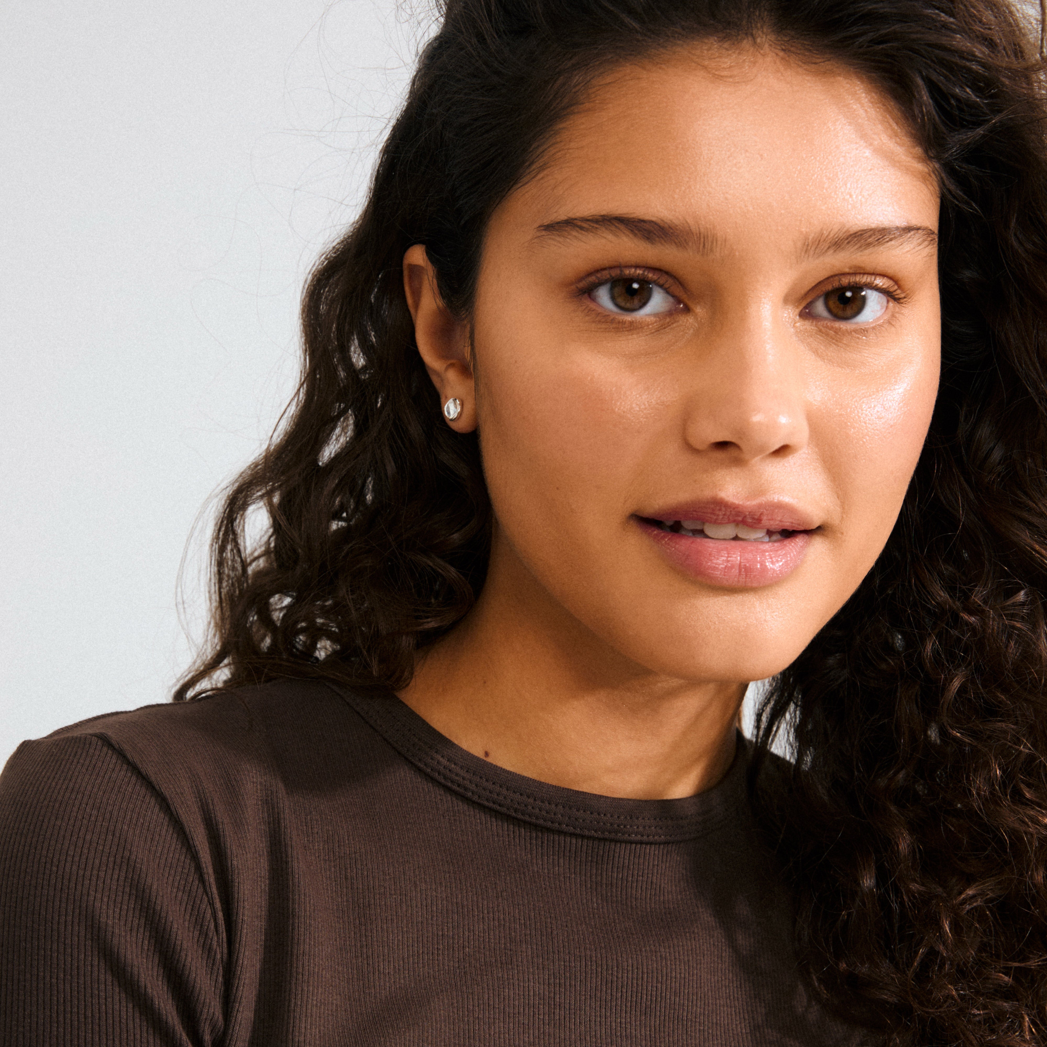 PORTER single earring silver-plated with an organic disc shape and shiny finish, crafted from 99% recycled material for a trendy, asymmetrical ear stacking.