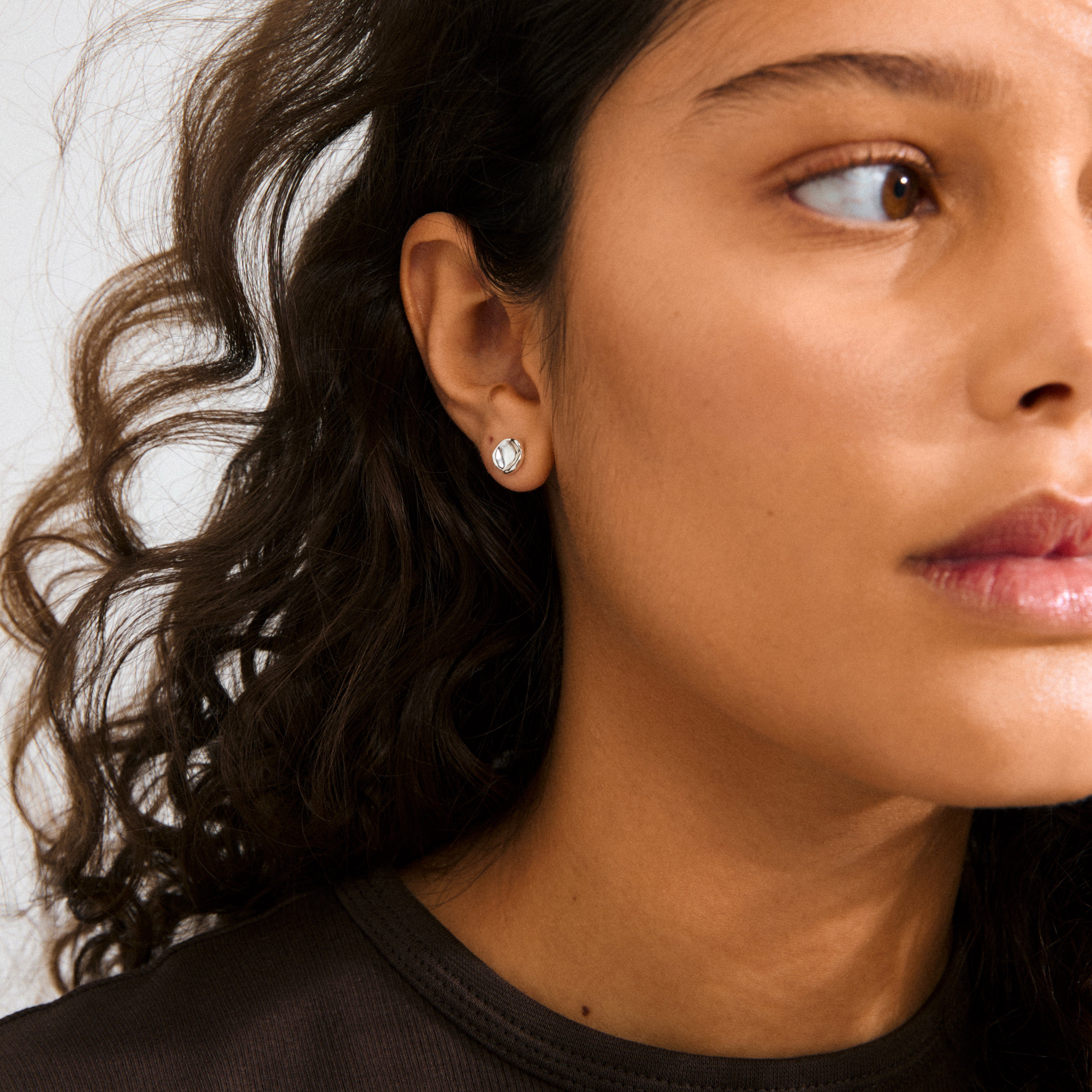 PORTER single earring, silver-plated with an organic disc shape and shiny finish, crafted from 99% recycled material for an asymmetrical, trendy ear stacking look.