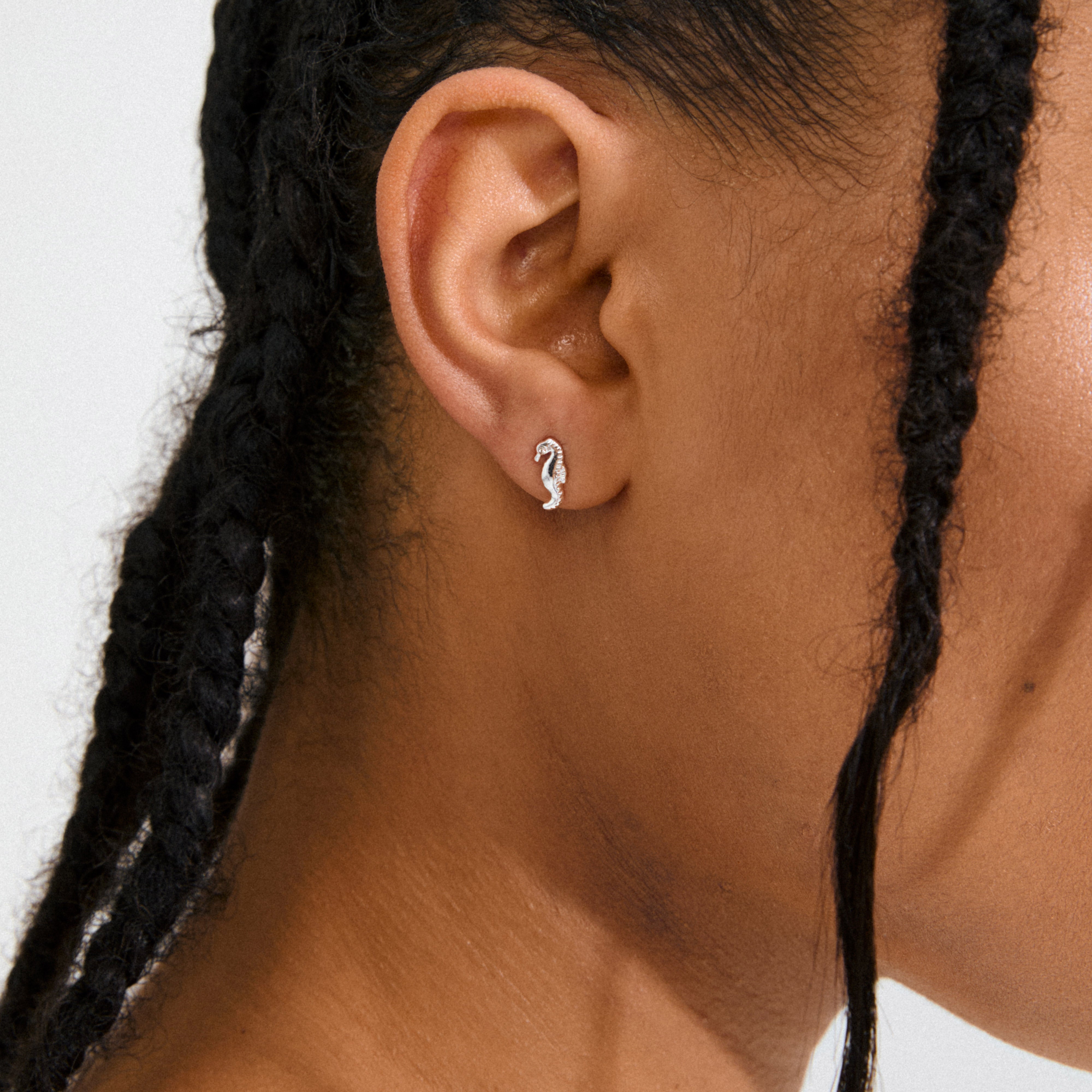 LYRIC single earring silver-plated, a tiny seahorse design, embodies oceanic charm. Crafted from 99% recycled materials, ideal for trendy, asymmetrical styling.