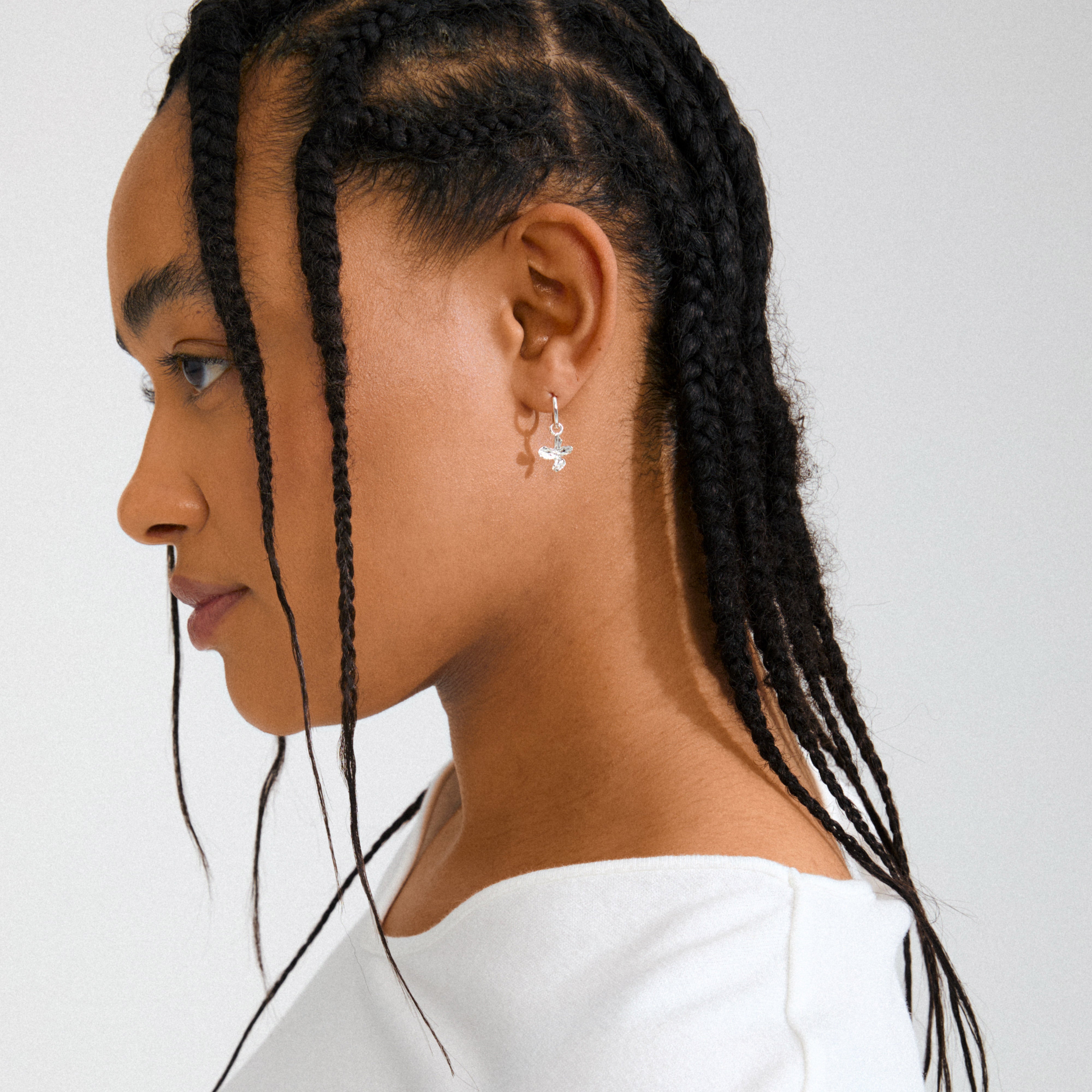 GIANNI single earring silver-plated, featuring a flower pendant and easy click clasp, crafted from 99% recycled materials, embodies elegant, nature-inspired style.