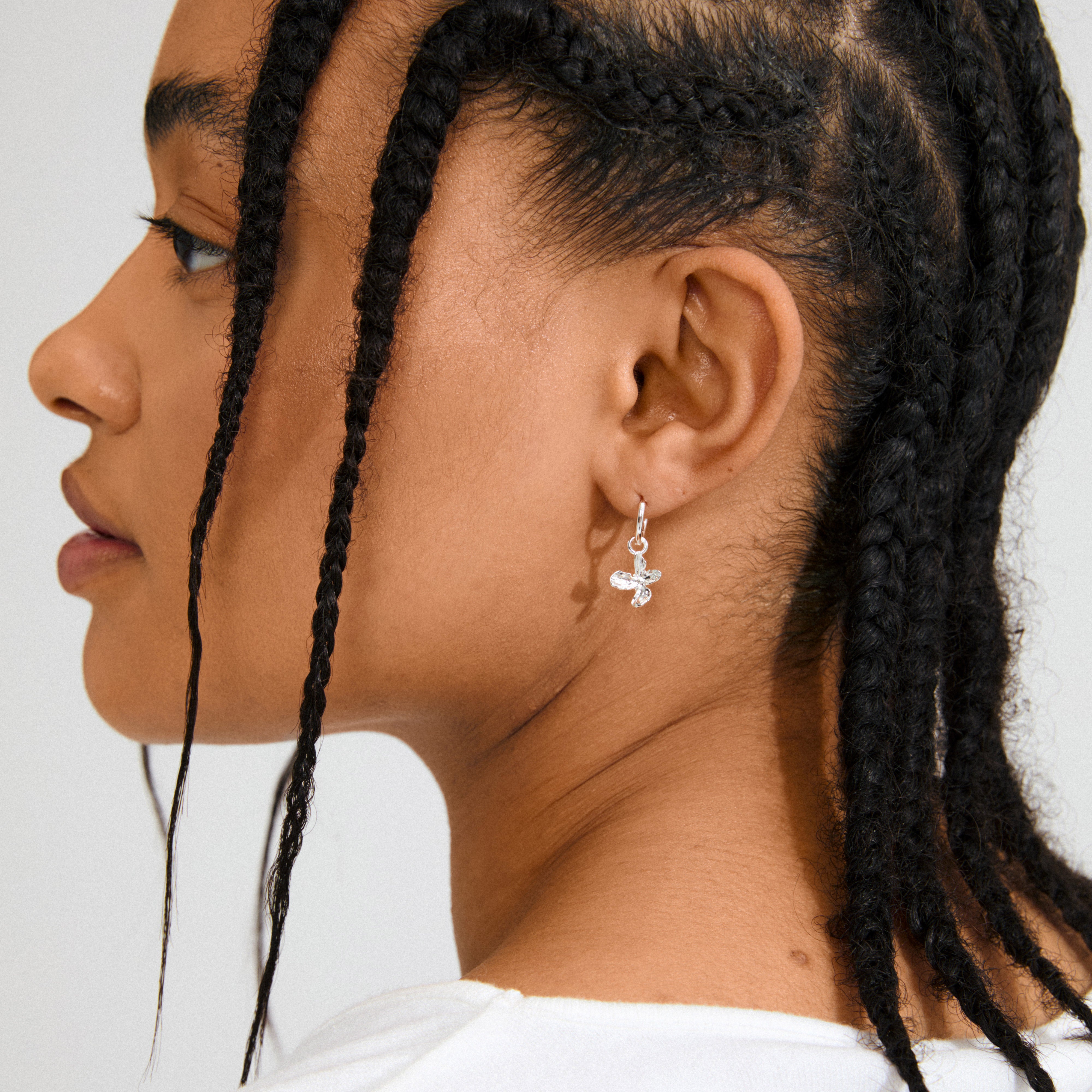 Silver-plated GIANNI single earring with a nature-inspired flower pendant, featuring a click clasp, crafted from 99% recycled materials for a sustainable, stylish touch.