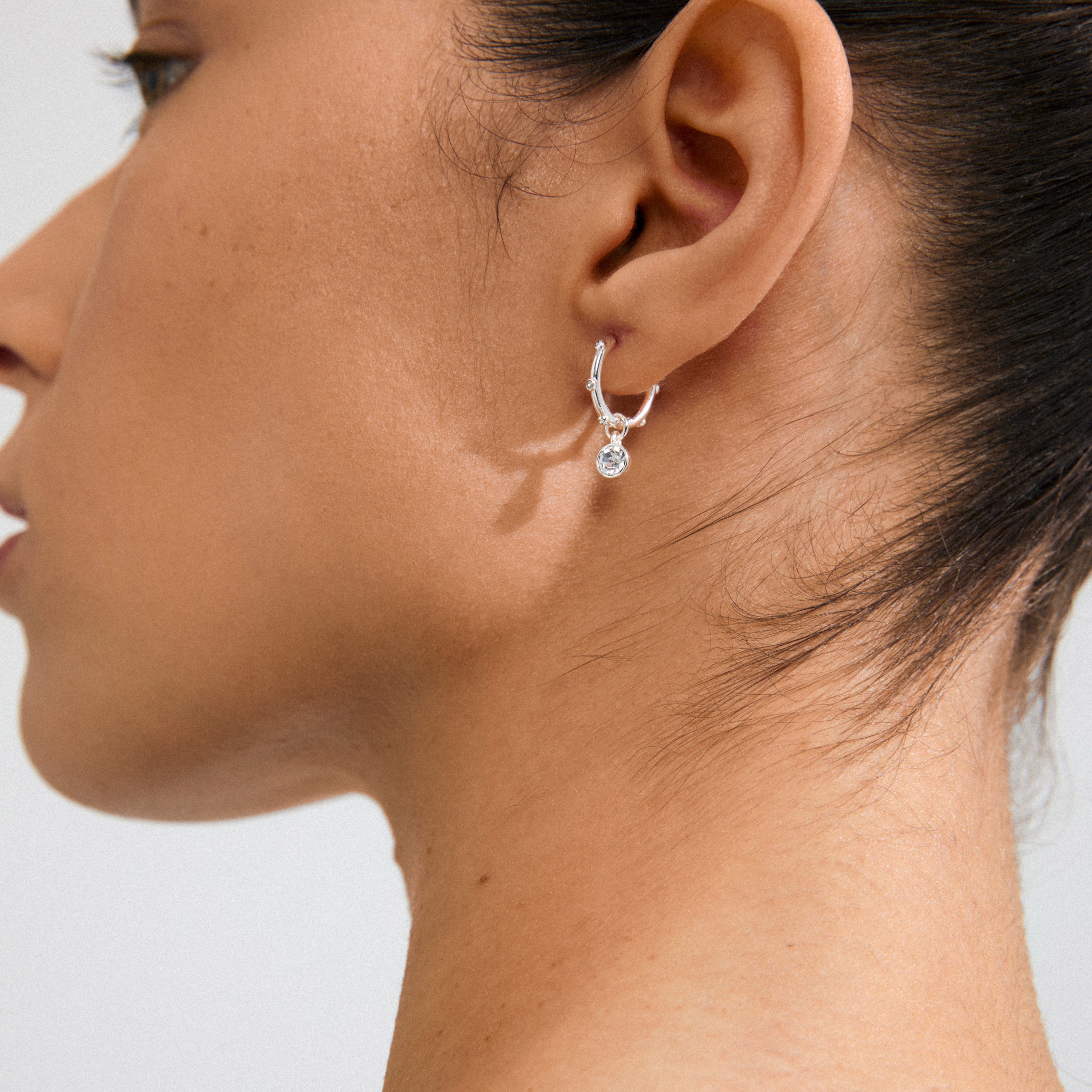 SUNNY single silver-plated earring, adorned with Preciosa crystals and an elegant pendant, crafted from recycled materials, featuring an easy-to-use click clasp.