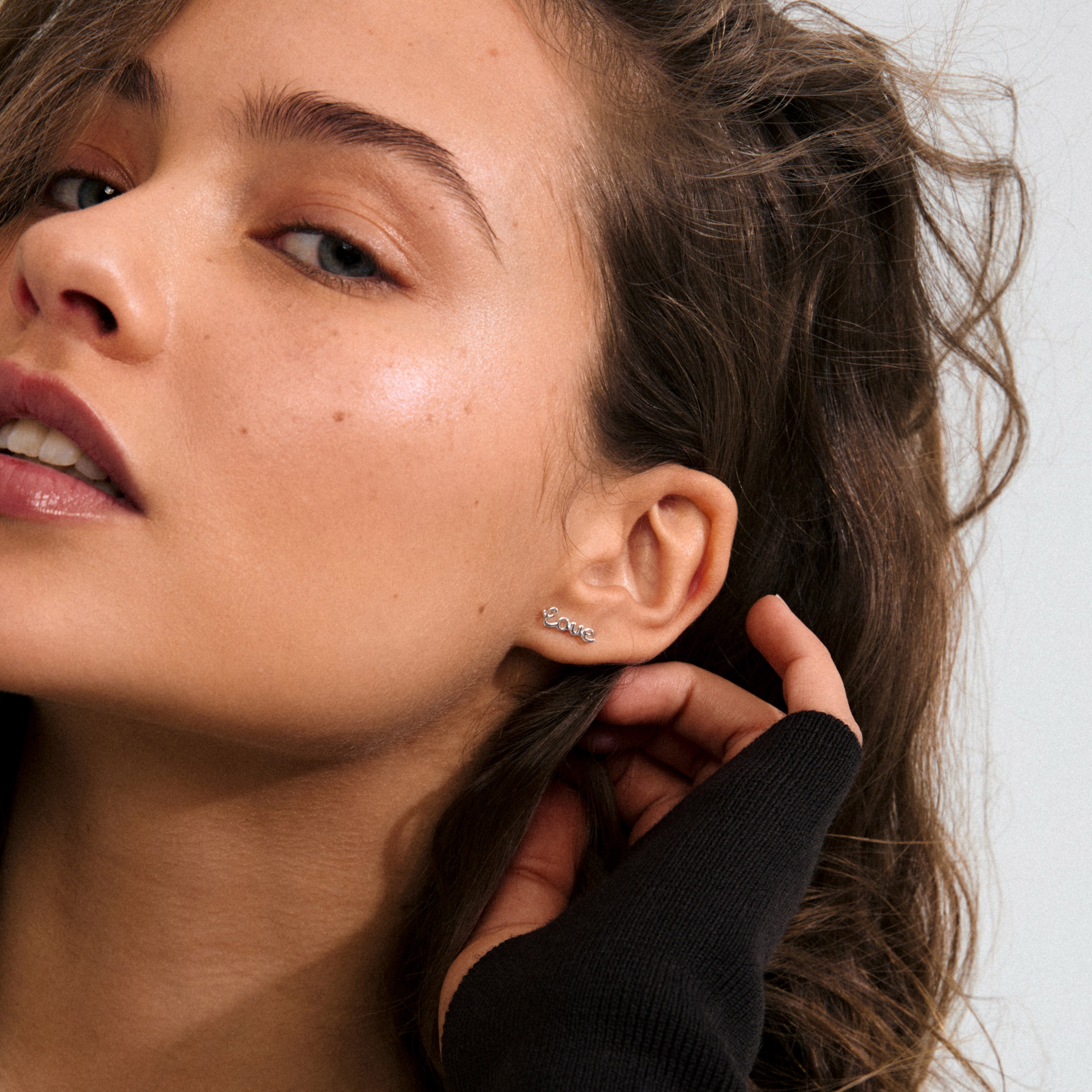 Silver-plated RIO single earring with LOVE inscription, crafted from 99% recycled materials, conveying warmth and positivity, perfect for a stylish, meaningful accessory choice.