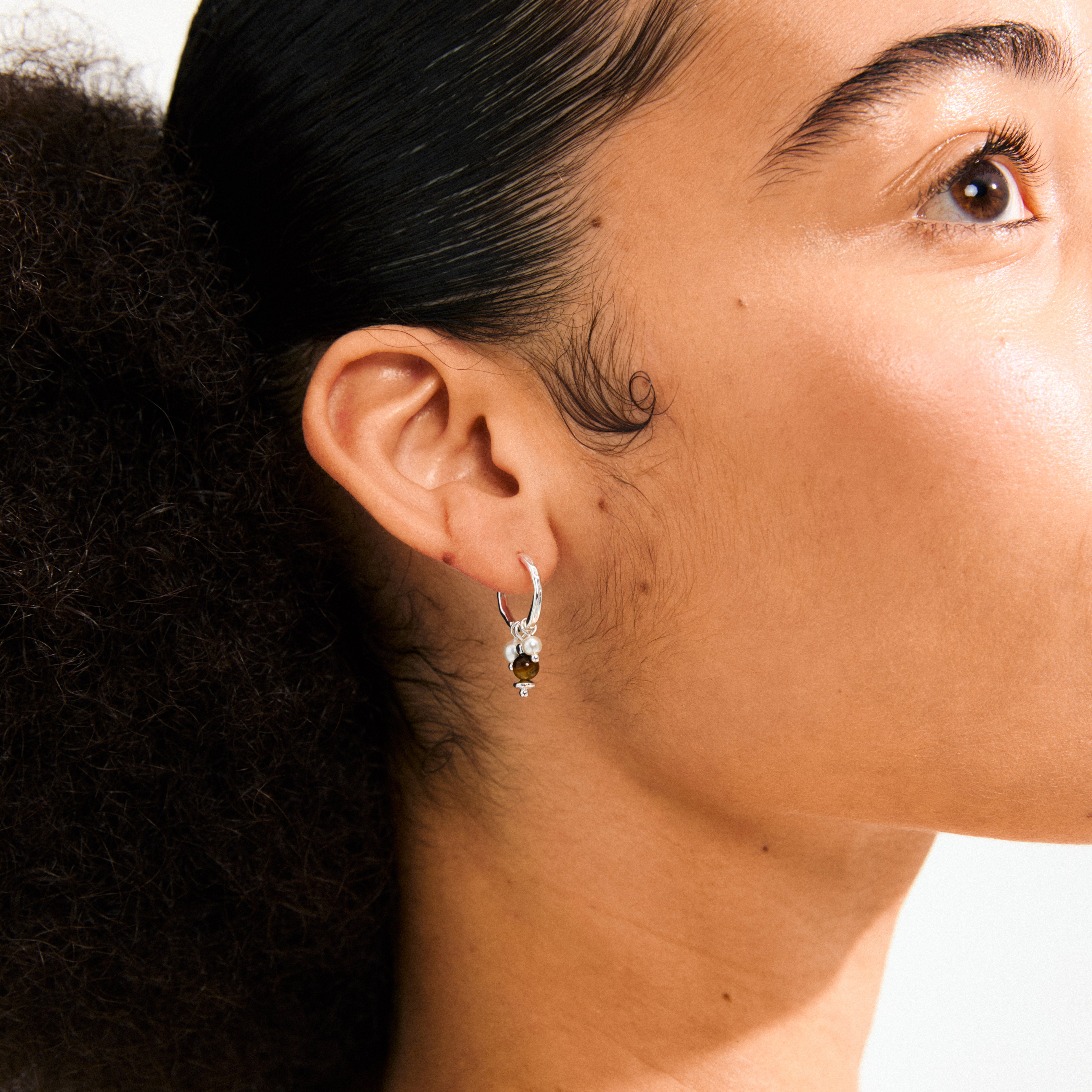 ROYAL single earring: silver-plated huggie hoop featuring a Tiger Eye pendant and mother-of-pearl beads, designed for a chic, versatile look.