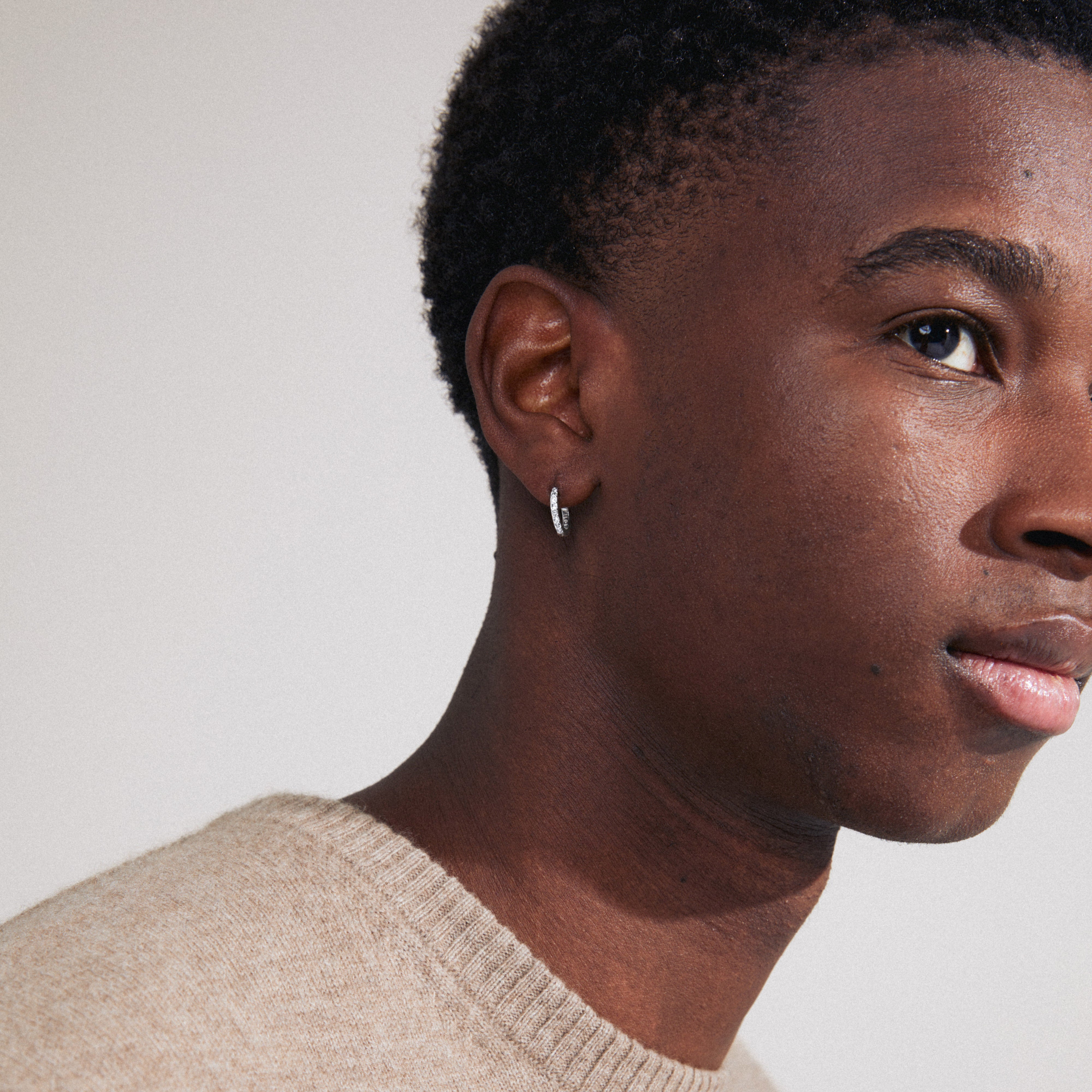 ZOE single earring silver-plated, shown in close-up on a man's ear, highlighted by Preciosa crystals. A timeless design for versatile styling.