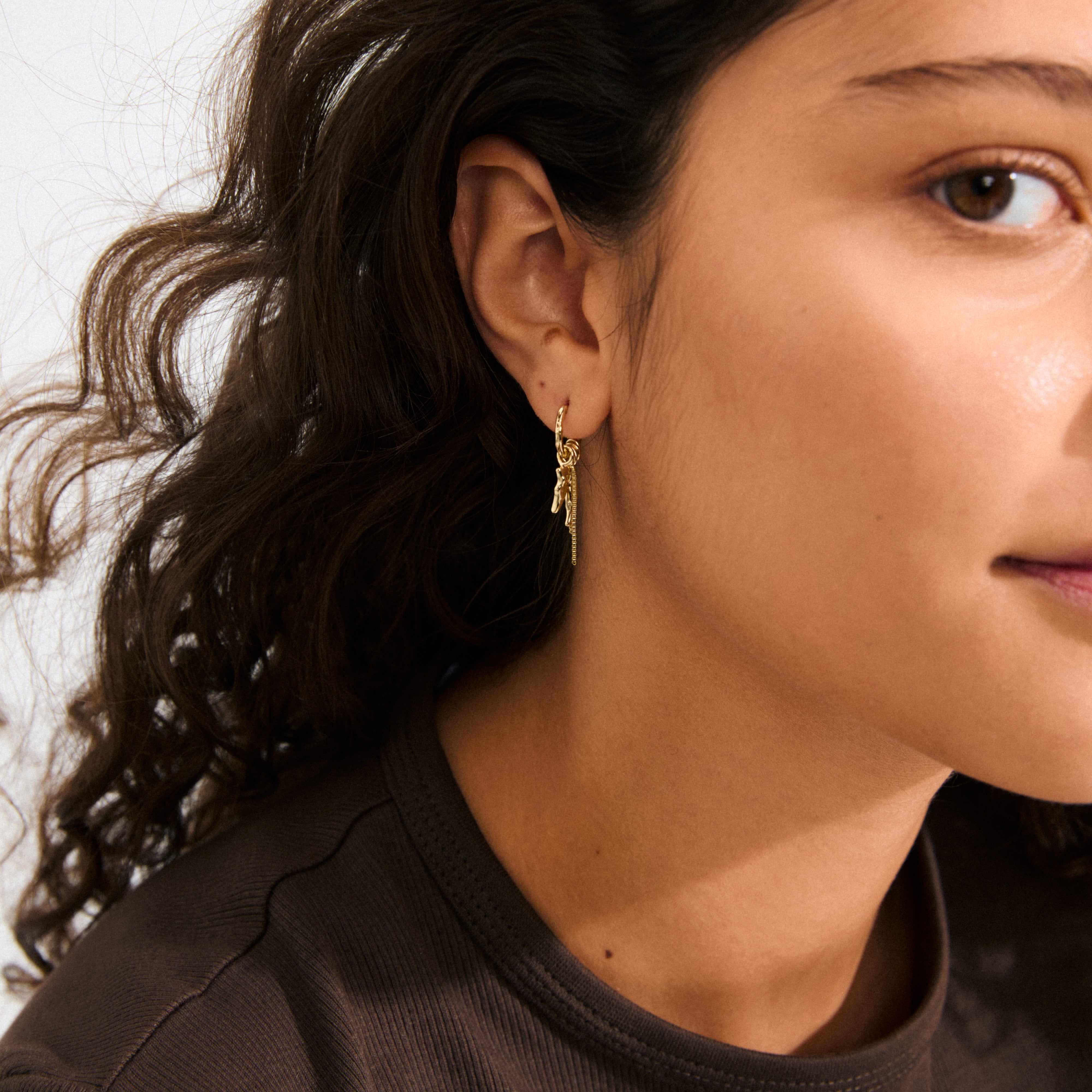 STERLING single earring gold-plated with slender chains and organic pendants, offering a boho-chic vibe, handcrafted from 99% recycled materials.