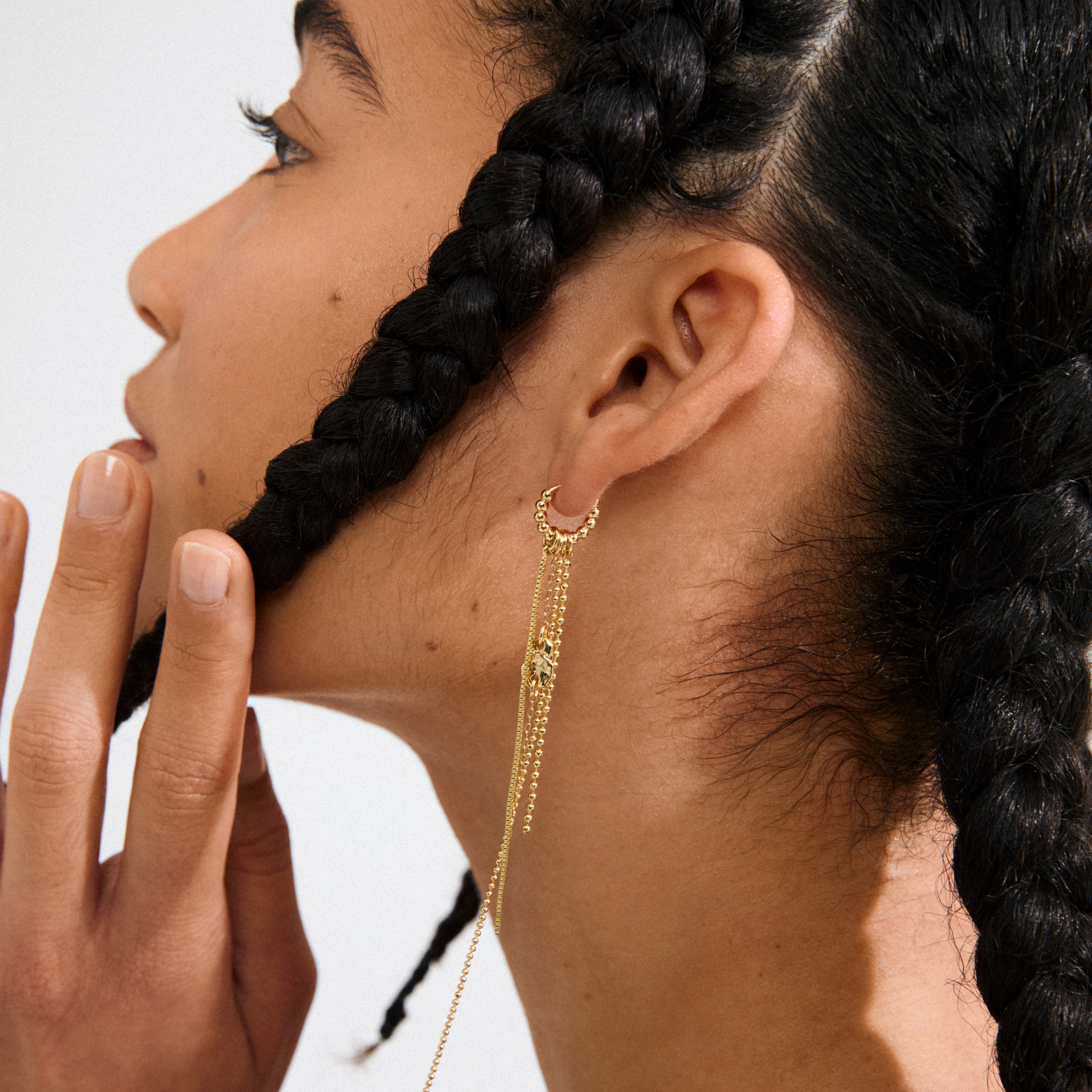 KARTER single earring, gold-plated with asymmetrical long chains, designed for a trendy, edgy look. Made from 99% recycled material, perfect for stylish layering.